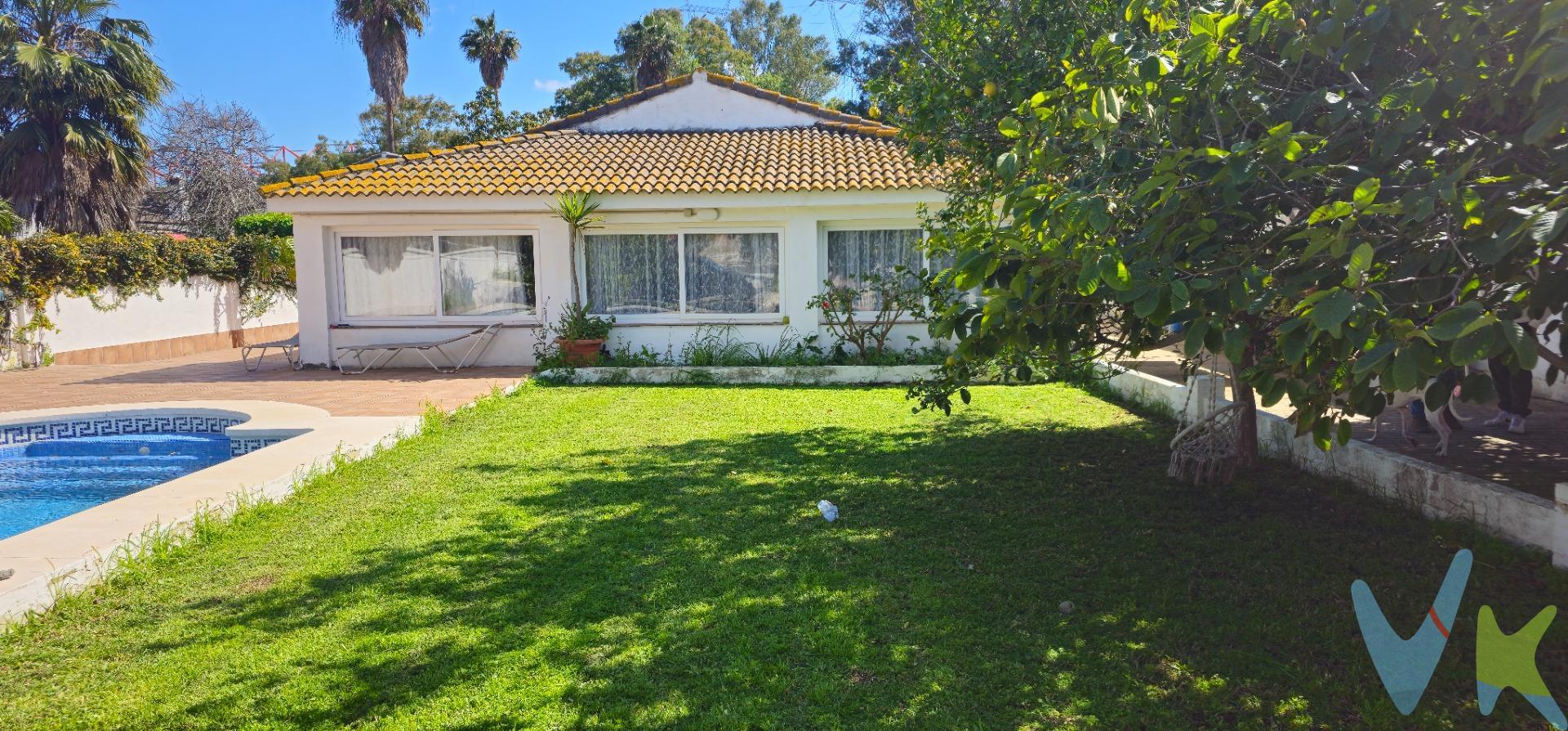 ¡Descubre esta villa de ensueño en Guadacorte, Los Barrios!. Te presentamos esta fantástica villa de una sola planta situada en una amplia parcela de 758 m², diseñada para disfrutar de la comodidad y la tranquilidad en un entorno privilegiado. La vivienda cuenta con 125 m² construidos, ofreciendo un espacio funcional y bien distribuido que invita al relax y la vida familiar. En el exterior, encontrarás una espectacular piscina rectangular de 43 m², perfecta para refrescarte en los días soleados, rodeada de una cuidada zona de césped y jardines que aportan un toque de frescura y privacidad. Las amplias zonas verdes y ajardinadas crean un ambiente sereno y acogedor, ideal para disfrutar de reuniones familiares o momentos de descanso al aire libre. Es una vivienda fresca por sus altos techos, pero aun así disponemos de a/c por conductos así como una chimenea abierta en salón para las noches de invierno. No dispone de garaje cerrado, pero si de sitio para aparcar en su interior bastantes vehículos. Esta villa combina comodidad y estilo en una ubicación tranquila y bien comunicada. Si buscas un hogar donde el confort y la naturaleza se encuentren, ¡esta es tu oportunidad!. ¡Gracias por ver el video! No dudes en contactarnos para más información o para concertar una visita. -----------------------------------------------------------------------------. Informamos a nuestros clientes que los gastos de notaría, registro, gestoría, impuestos y los honorarios de la agencia NO están incluidos en el precio. A su vez, disponemos del documento informativo abreviado de la propiedad (según decreto 218/2005, del 11 de octubre) y de seguro de caución, para la protección del dinero entregado como señal para la reserva de una vivienda. Por mandato expreso del propietario, comercializamos este inmueble en exclusiva, lo que le garantiza el acceso a toda la información, a un servicio de calidad, un trato fácil, sencillo y sin interferencias de terceros. Por este motivo, se ruega no molestar al propietario, a los ocupantes de la propiedad o a los vecinos.