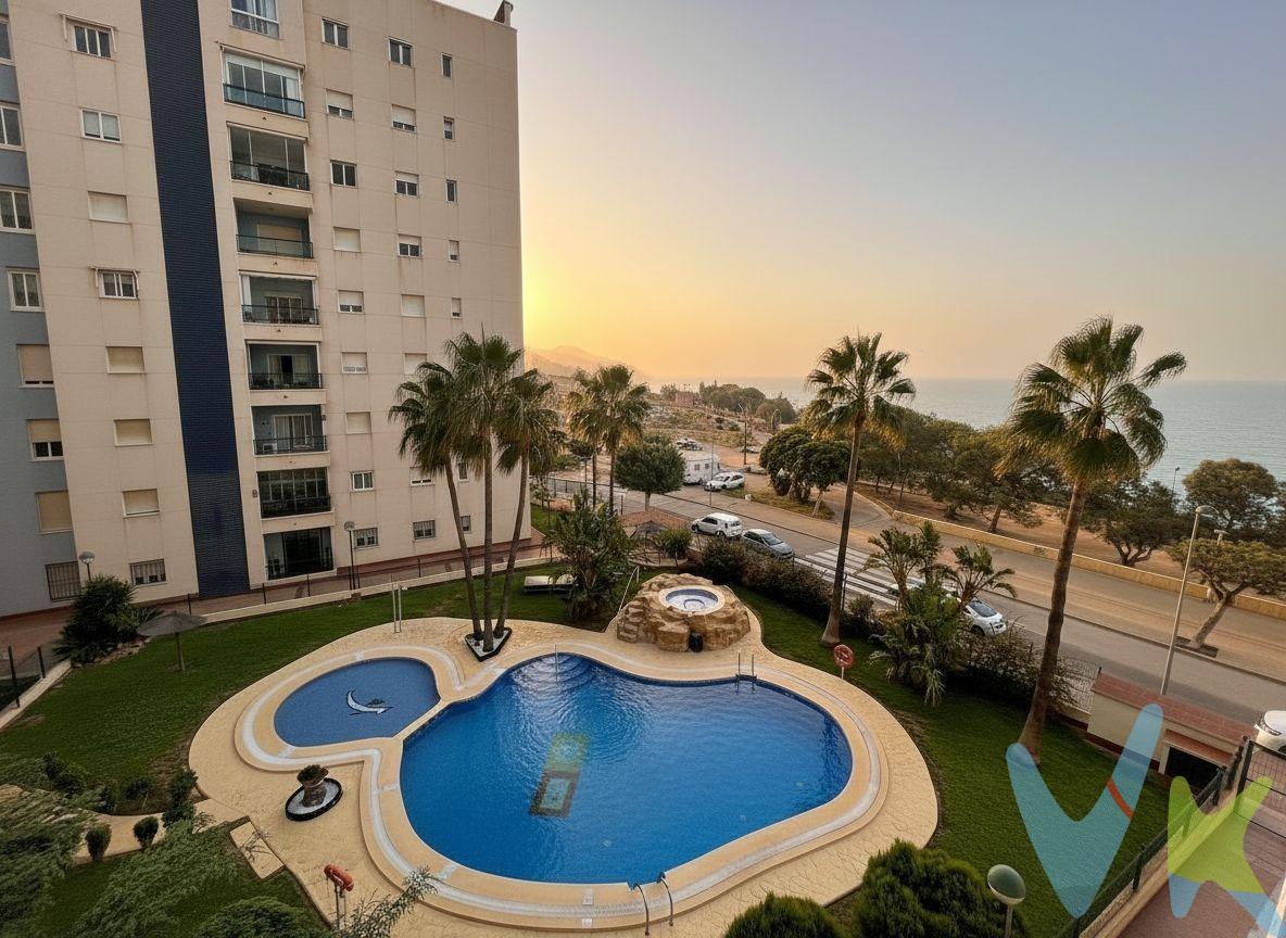 Rentabilidad desde el Día Uno: La propiedad se vende de manera exclusiva con un inquilino solvente y contrato de alquiler vigente. Esto garantiza un flujo de caja constante y una rentabilidad inmediata, eliminando la necesidad de buscar nuevos arrendatarios y gestionar la puesta en marcha inicial. Ubicación Clave y Revalorización: El inmueble se encuentra en Primera Línea de Mar, con acceso directo a la Playa del Torres. Esta localización es tranquila, bien conectada y a solo 4 km de Benidorm, asegurando una demanda de alquiler estable y alta, fundamental para una sólida revalorización de capital a largo plazo. La zona se complementa con amplias zonas para pasear por la costa. Activo Completo y Listo para Explotación: Se trata de una propiedad totalmente amueblada y equipada para su arrendamiento inmediato. Dispone de dos amplias habitaciones, dos baños completos y un salón-comedor luminoso. La terraza ofrece vistas al mar y a la piscina, un factor clave que incrementa su atractivo en el mercado de alquiler. Comodidades que Elevan el Valor: Para el inversor, es importante destacar que se incluyen en el precio una plaza de garaje y un trastero. Estas son dos características muy valoradas que justifican una renta superior. Además, la comunidad ofrece instalaciones muy completas para los residentes: piscina, solárium, gimnasio equipado y servicio de conserjería. Conclusión: Adquiera un activo inmobiliario en la costa que ofrece la seguridad de un alquiler en vigor, una rentabilidad probada y un excelente potencial de apreciación futura.