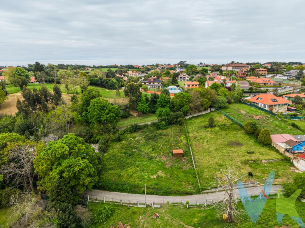  Se ofrece una exclusiva finca en la codiciada zona de Somió, ideal para aquellos que buscan un lugar privilegiado para establecer su hogar. Este terreno destaca por su amplia extensión y su capacidad edificable de hasta 300 metros cuadrados, perfecta para construir la casa de sus sueños en un entorno envidiable.La ubicación de esta parcela es simplemente inmejorable. Situada en Somió, una de las áreas más prestigiosas y demandadas, brinda la tranquilidad de un entorno natural sin alejarse de las comodidades urbanas. La cercanía del servicio de transporte público es notable, con paradas de autobús a corta distancia, asegurando que la conectividad con el resto de la ciudad sea rápida y sencilla.Aparte de su excelente ubicación y facilidad de acceso, el terreno impresiona con su generoso espacio y posibilidades paisajísticas. La finca se caracteriza por su zona ajardinada, un rincón de verdor y paz que ofrece múltiples posibilidades de diseño para aquellos apasionados de la jardinería o que simplemente desean un espacio exterior para disfrutar en familia o con amigos. La parcela no solo proporciona un lugar donde construir, sino también el espacio donde disfrutar de un entorno calmado y natural.Los futuros propietarios tendrán la oportunidad de diseñar y construir una vivienda a medida, adaptando cada rincón según sus gustos y necesidades. Las posibilidades que ofrece el terreno son inmensas, desde un moderno chalet hasta una acogedora casa familiar; todo en un contexto que une lo mejor de la vida urbana y rural.Además, la inversión en este tipo de propiedades en Somió es siempre una decisión acertada. Su prestigio y su continua valorización en el mercado inmobiliario aseguran que cualquier proyecto de edificación no solo es un excelente lugar para vivir, sino también una inversión rentable a largo plazo.Para aquellos interesados en visitar esta espectacular finca, se ofrecen todas las facilidades para concertar una visita y descubrir de primera mano todas las ventajas que este terreno único puede proporcionar. Se recomienda encarecidamente a los potenciales compradores observar personalmente la propiedad, ya que las oportunidades como esta son escasas y tienden a ser altamente competitivas en el mercado actual.En resumen, esta finca en Somió representa una fusión ideal entre comodidad, naturaleza y exclusividad. Es el lienzo perfecto para diseñar un estilo de vida personalizado y disfrutar de la calidad de vida que solo un lugar privilegiado como este puede ofrecer. Le invitamos a contactarnos para obtener más información o concertar una visita, y así empezar a imaginar todas las posibilidades que su nuevo hogar puede ofrecer. Esta es una oportunidad que no querrá dejar pasar.PRECIO DE VENTA SIN GASTOS NI IMPUESTOS INCLUIDOS: El precio de venta no incluye gastos de notaría, registro de la propiedad, gestoría, ni el Impuesto de Transmisiones Patrimoniales (ITP) o el IVA/AJD.  
