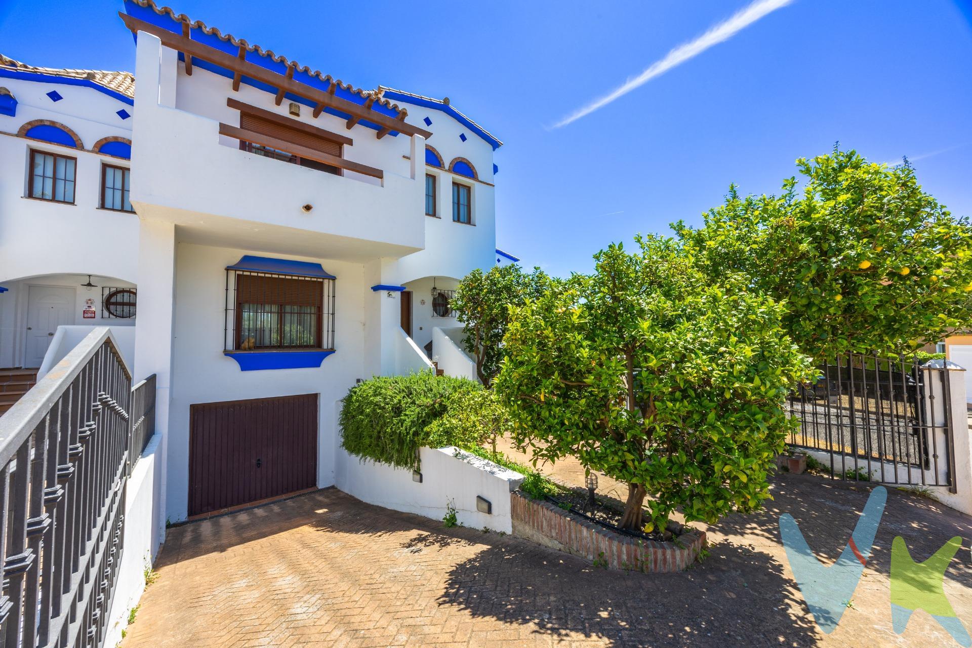 Ubicada en una tranquila y cuidada urbanización con piscina y zonas ajardinadas, esta encantadora casa adosada combina comodidad, amplitud y un entorno natural privilegiado. Desde su posición elevada, disfruta de hermosas vistas al mar, al peñón de Gibraltar, al campo de golf y a un entorno verde que transmite paz. Ideal tanto como residencia habitual como inversión para alquilar o disfrutar como segunda vivienda. La propiedad se distribuye en tres plantas, ofreciendo espacios generosos y versátiles. En la planta principal encontramos un amplio salón-comedor con chimenea, aire acondicionado y salida directa a una terraza cubierta (que a su vez conecta con el patio y la cocina), perfecta para disfrutar del clima mediterráneo durante todo el año. La cocina, totalmente equipada, se comunica con esta zona exterior, ideal para reuniones familiares y cenas al aire libre. La vivienda cuenta con tres dormitorios luminosos, dos de ellos con acceso a terrazas con vistas abiertas y tres baños. Destaca también el sótano, actualmente habilitado como gimnasio, garaje y zona de almacenaje, que puede transformarse fácilmente en un apartamento independiente gracias a su entrada directa desde la calle y desde el patio trasero, añadiendo valor tanto funcional como potencial de rentabilidad. Si se desea usar como garaje, tiene una superficie de 87 metros cuadrados, con capacidad de al menos 3 vehículos con comodidad. En el exterior, un coqueto patio andaluz da la bienvenida y añade encanto a esta vivienda situada a orillas del Mediterráneo. Además, la comunidad ofrece piscina, pista deportiva y zonas verdes para disfrutar del tiempo libre sin salir de casa. La ubicación es otro de sus grandes atractivos: a pocos minutos de las playas de La Alcaidesa y sus chiringuitos, rodeada de campos de golf como La Hacienda Links Golf Resort o Alcaidesa Golf, y muy cerca de Sotogrande, Gibraltar y San Roque Club. En un radio corto se encuentran también servicios esenciales, colegios internacionales, zonas comerciales y el prestigioso puerto deportivo de Sotogrande. Una oportunidad única para vivir entre mar, naturaleza y campos de golf, con la posibilidad de adaptar el espacio a tus necesidades y estilo de vida. Contacte con nosotros para más información y visitas.