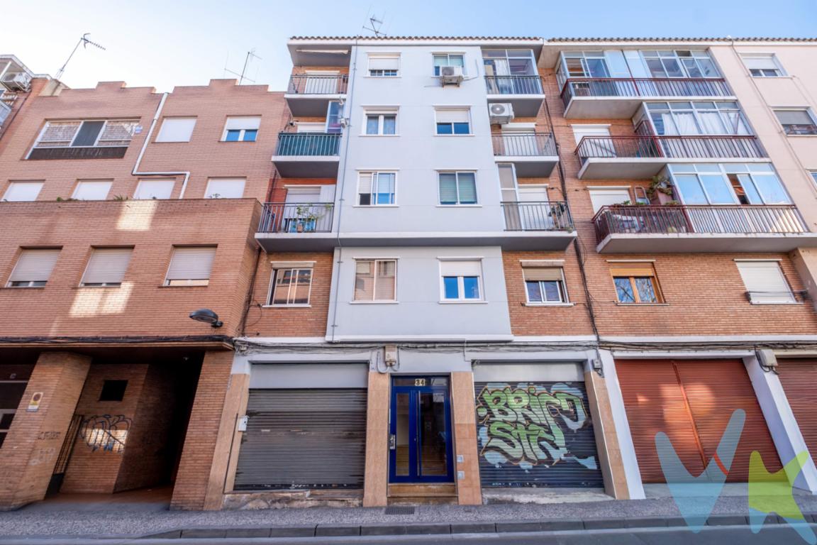 En c/Pontevedra. Si buscas una vivienda con una base sólida, una distribución lógica y el valor añadido de tener plaza de garaje incluida en una finca cercana, este es el momento de dejar de buscar. -  3 dormitorios , uno de ellos exterior con balcón.  - Gran armario empotrado en el pasillo que te resolverá todos los problemas de almacenamiento. -  El baño tiene ventana propia (clave para una buena ventilación tras la reforma) y la cocina es independiente. -  El valor del garaje: No pierdas más tiempo buscando sitio. El precio de venta ya incluye una plaza de garaje en una finca a pocos metros, un activo que revaloriza tu inversión desde el primer día. Es el momento de dejar de imaginar y empezar a proyectar. Si buscas un piso para ponerlo a tu gusto en una de las zonas más auténticas de Zaragoza, tienes que venir a verlo. *********  Gastos adicionales:. En el precio de venta publicado no se  incluyen los impuestos legalmente establecidos ni gastos derivados de la compraventa y de la inscripción del inmueble (I.T.P., Notaría y Registro de la Propiedad)