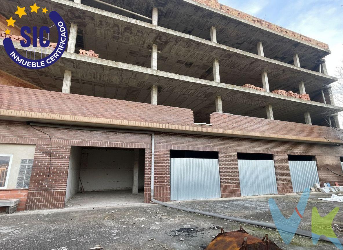 ¿BUSCAS UN PROYECTO CON ALTA RENTABILIDAD EN REQUENA?. Se vende edificio en construcción (obra parada) con estructura consolidada, situado en una ubicación estratégica y privilegiada en pleno centro de expansión de Requena. Una oportunidad única para promotores y constructores que deseen finalizar una promoción de viviendas con alta demanda en la zona. UBICACIÓN PREMIUM Y ACCESOS ÚNICOS: El inmueble goza de una situación inmejorable:. Fachada principal: Entrada por Calle Constitución, la vía principal de entrada a Requena. Fachada posterior: Salida directa a Fuente Bernate, conectando con la Urbanización de Reinas. Entorno: Situado en una calle privada tranquila, justo frente al supermercado Consum, garantizando servicios y afluencia. Zona consolidada con excelentes comunicaciones a la A-3 y próxima a la estación de Cercanías y AVE. DATOS TÉCNICOS Y SUPERFICIES (El potencial del proyecto): El edificio se levanta sobre una parcela gráfica de 545 m² (559 m² según escritura). Cuenta con una estructura de hormigón armado en buen estado, distribuida en planta sótano, planta baja, tres alturas y ático. Desglose de superficies construidas (compatibles con normativa):. TOTAL CONSTRUIDO ESTIMADO: . 1.865 m². Planta Sótano: 560,56 m². Actualmente con capacidad para 19 plazas de garaje y trasteros. Rampa de acceso ejecutada. Planta Baja: 293,02 m². Ideal para uso residencial o adaptación según proyecto. Plantas 1ª, 2ª y 3ª: 304,35 m² por planta. Diáfanas, listas para distribución de viviendas. Planta Ático: 99,13 m². Espacio con gran potencial para vincular a la planta inferior (dúplex) o adaptar a bajo cubierta según PGOU. OPORTUNIDAD DE NEGOCIO:. Ahorro de costes: La estructura y cimentación ya están ejecutadas (aprox. 30% de la obra total certificada), lo que reduce drásticamente los tiempos y costes de construcción. Viabilidad: El proyecto requiere adecuación al PGOU vigente (ajustes en voladizos y cubiertas), lo que permite al inversor rediseñar el producto final para maximizar su valor de mercado, estimado en producto terminado por encima de los 1,8 Millones de Euros. Contacte para más información. VENTA:. PVP 500.000€.  Gastos e impuestos no incluidos en el precio. La compra conlleva impuestos y gastos de formalización para el comprador. A título orientativo se informa que en segundas transmisiones el ITP con carácter general en  Valencia es del 10%, pudiendo existir otros tipos impositivos atendiendo a las circunstancias  personales del comprador u otras circunstancias previstas legalmente. Base imponible del impuesto el mayor valor entre el precio de compraventa, la tasación o el valor de referencia catastral. En cuanto a los gastos de notaría y registro, en su caso,  suelen oscilar aprox; entre 1,5% y 2,5% (aranceles variables según precio, n.º de copias y complejidad). El comprador elige notario. Si el comprador precisase de hipoteca: tasación, condiciones y costes bancarios serán según entidad elegida por el comprador, así como los gastos de gestoría, y cualesquiera otros gastos inherentes a la formalización de la compraventa que legalmente correspondan a la parte compradora, salvo pacto expreso en contrario con el vendedor. El consumidor tiene, conforme a la normativa vigente, a su disposición información y documentación adicional relativa al inmueble y condiciones de la compraventa, que podrá ser consultada en C/Joaquín Costa 4, bajo 46005 Valencia o urbe2@remax.es. Honorarios de mediación inmobiliaria a cargo del  COMPRADOR: (3% del precio final de venta más IVA (21%), salvo otro pacto.); y de VENDEDOR (según acuerdo con el mismo). . Se informa al consumidor que la agencia actúa como intermediaria inmobiliaria en la operación, estando cualquier eventual compraventa y sus condiciones sujeta a la aceptación expresa del propietario-vendedor y a la posterior formalización del correspondiente contrato.