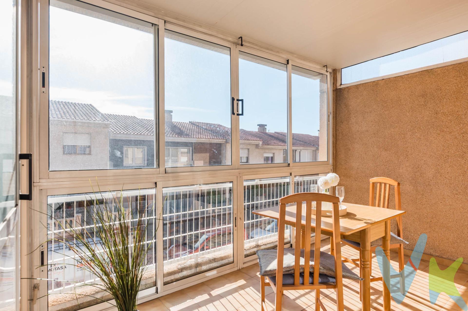 Crea el hogar que siempre has soñada, en este dúplex, con bajo comercial, en la misma calle del Hospital de Molina de Segura, a pocos minutos a pie del centro del pueblo a sus alrededores dispones de supermercados, hospital, peluquera, cafeterías, guarderías, colegios, Restaurante, Los Juzgados, bancos, estancos, etc.. ¿Estas buscando tu hogar con bajo comercial?, este es el tuyo¡¡. Este dúplex, esta listo para acondicionarlo a tu gusto y tener la oportunidad de tener mucho espacio y luminosidad. Distribución en la planta de abajo independiente a la de arriba, tenemos un bajo comercial de 94.80m2, con 2 cuartos para almacenaje o habitación de trastero y un baño con pie ducha. Planta primera, salón/comedor amplio, luminoso, con chimenea, acceso a una terraza y en la misma una barbacoa, todo a mano para esas cenas de verano/primavera, una habitación, un baño competo, cocina independiente con salida a un patio. Planta superior, cuatro habitaciones, 2 baños completos (uno de ellos con acceso a la habitación principal y esta con salida a una pequeña terraza. ¡¡No dudes es llamarme y visitar sin compromiso!!. 🔑 Comercialización en multiexclusiva. Por mandato expreso del propietario, este inmueble se comercializa en multiexclusiva, lo que garantiza un acceso completo a la información, un servicio profesional y una gestión ordenada, sin interferencias de terceros. Si eres agente inmobiliario y tienes un cliente interesado, estaremos encantados de colaborar. Contáctanos sin compromiso. 🤝 Una compra tranquila y bien acompañada. Al contactar directamente con nosotros, evitarás molestias innecesarias a la propiedad. Nos encargamos de toda la intermediación, facilitándote la documentación, la información necesaria y un trato cercano, claro y sin complicaciones. Te informaremos con total transparencia de todos los aspectos de la compra, incluidos gastos y honorarios de agencia para que tomes decisiones con calma y seguridad. Nuestra forma de trabajar se basa en algo muy sencillo:. Calma → la tranquilidad de comprar tu vivienda con acompañamiento profesional en todo el proceso con nosotros. ℹ️ Información legal. La descripción del inmueble y las imágenes publicadas tienen carácter meramente informativo y no contractual. El precio ha sido fijado por la propiedad y podría sufrir variaciones hasta su formalización en contrato de compraventa. 💰 Gastos de la compra. •	Impuestos (ITP). o	Con bonificación: 3 %. o	Sin bonificación: 7,75 %. •	Notaría y Registro: aprox. 1.000 €. •	Honorarios de agencia: 3 % + IVA, con un mínimo de 3.000 € + IVA. (No incluidos en el precio de venta). ¡Oye, agente inmobiliario! Si estás leyendo este texto y te gusta, te desafiamos a ser creativo y sorprendernos con una adaptación original. ¡Nada de copiar y pegar, queremos ver tu ingenio en acción!