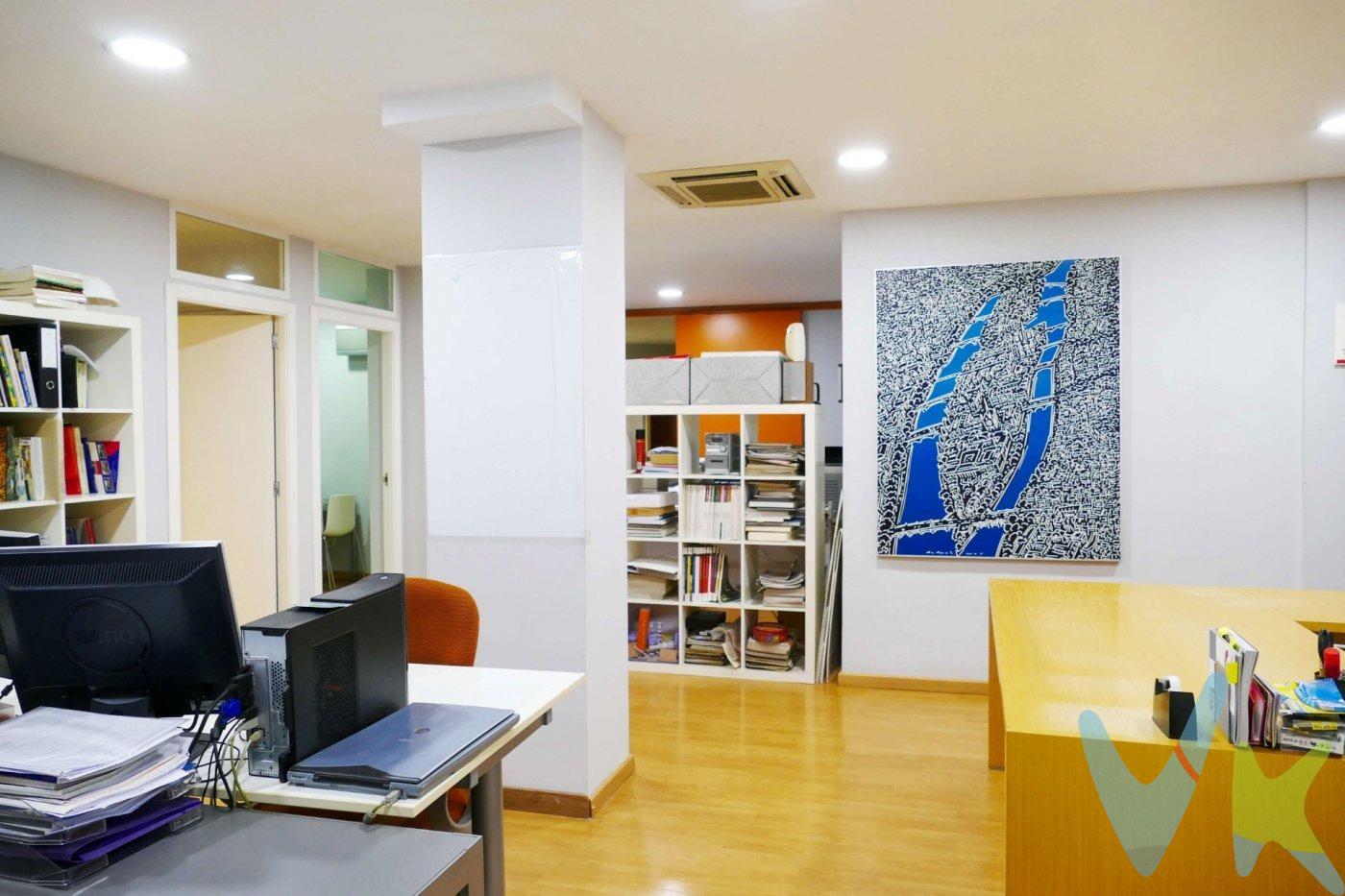 Si buscas una oficina amplia, versátil y en una de las zonas con mayor actividad de Valencia, esta es una excelente oportunidad. Situada en la calle Gascó Oliag, en un edificio de uso mixto con servicio de conserjería, ofrece el entorno ideal para establecer la sede de tu empresa, despacho profesional o realizar una inversión con gran potencial. La oficina se encuentra en la entreplanta del edificio y cuenta con una superficie construida de 124 m2, según Catastro. Su distribución se divide en dos espacios diferenciados que permiten adaptarla a diferentes necesidades. La primera zona ha sido completamente reformada y dispone de un espacio diáfano con varios puestos de trabajo, un despacho independiente y una sala de reuniones, lista para empezar a funcionar desde el primer día. La segunda zona se encuentra de origen y ofrece múltiples posibilidades de actualización o redistribución. Actualmente cuenta con dos salas independientes y un pequeño office, lo que permite ampliar el espacio de trabajo o adaptarlo al tipo de actividad que necesites. La oficina dispone de instalación de aire acondicionado frío/calor para garantizar el confort durante todo el año. Los aseos se encuentran en la zona común de la planta y son compartidos con el resto de oficinas. Su ubicación es uno de sus grandes atractivos: a escasos minutos de las universidades, del Hospital Clínico y de la avenida Aragón, en una zona consolidada, con una amplia oferta de servicios, comercios y una excelente conexión mediante metro y autobús. Una oficina con una ubicación privilegiada, lista para adaptarse a tu proyecto profesional o convertirse en una interesante inversión. Contacta con nosotros y estaremos encantados de facilitarte más información o concertar una visita para que la descubras en persona. VENTA:. PVP 175.000€. Gastos e impuestos no incluidos en el precio. La compra conlleva impuestos y gastos de formalización para el comprador. A título orientativo se informa que en segundas transmisiones el ITP con carácter general en Valencia es del 9%, pudiendo existir otros tipos impositivos atendiendo a las circunstancias personales del comprador u otras circunstancias previstas legalmente. Base imponible del impuesto el mayor valor entre el precio de compraventa, la tasación o el valor de referencia catastral. En cuanto a los gastos de notaría y registro, en su caso, suelen oscilar aprox. entre 1,5% y 2,5% (aranceles variables según precio, n.º de copias y complejidad). El comprador elige notario. Si el comprador precisase de hipoteca: tasación, condiciones y costes bancarios serán según entidad elegida por el comprador, así como los gastos de gestoría, y cualesquiera otros gastos inherentes a la formalización de la compraventa que legalmente correspondan a la parte compradora, salvo pacto expreso en contrario con el vendedor. El consumidor tiene, conforme a la normativa vigente, a su disposición información y documentación adicional relativa al inmueble y condiciones de la compraventa, que podrá ser consultada en C/Joaquín Costa 4, bajo 46005 Valencia o urbe2@remax.es. Honorarios de mediación inmobiliaria a cargo del COMPRADOR: (3% del precio final de venta más IVA (21%), salvo otro pacto.); y de VENDEDOR (según acuerdo con el mismo). Se informa al consumidor que la agencia actúa como intermediaria inmobiliaria en la operación, estando cualquier eventual compraventa y sus condiciones sujeta a la aceptación expresa del propietario-vendedor y a la posterior formalización del correspondiente contrato.