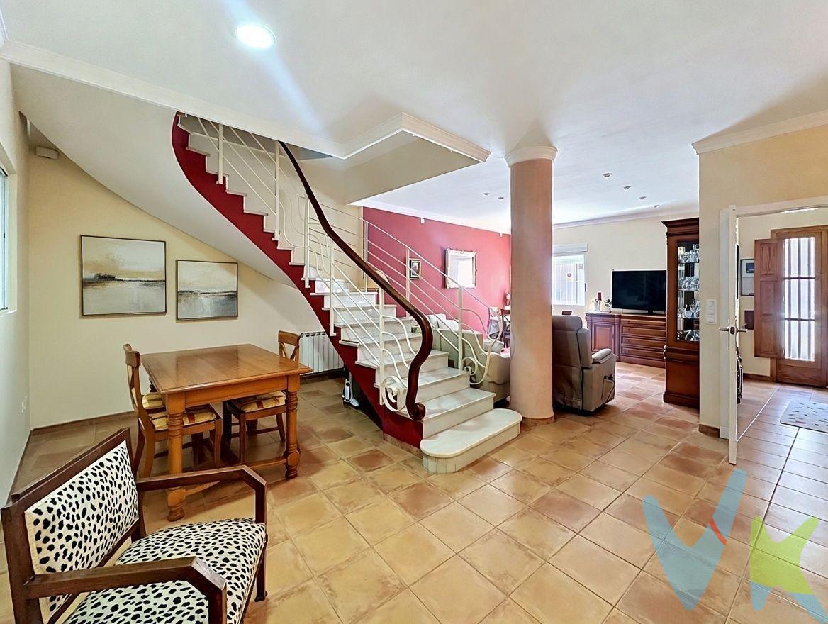 Descubre esta fantástica casa unifamiliar en L'Alcúdia, una vivienda amplia, cómoda y perfectamente preparada para disfrutar en familia. Situada en una ubicación céntrica, con todos los servicios al alcance y excelente conexión con Valencia mediante metro, esta propiedad combina amplitud, funcionalidad y confort en cada una de sus plantas. La planta baja ofrece un espacioso salón-comedor, una gran cocina con despensa, patio interior, un dormitorio, un baño completo y un amplio garaje con acceso desde la calle trasera, una característica muy práctica y cada vez más valorada. En la primera planta se distribuyen tres luminosos dormitorios, un baño completo, zona de lavadero y una agradable terraza ideal para disfrutar del aire libre. La planta superior cuenta con un práctico trastero y una gran terraza, un espacio versátil perfecto para crear una zona de ocio, relajación o reuniones familiares. La vivienda fue reformada integralmente en 2006, renovándose todas las instalaciones no solo a nivel externo, sino todo el sistema de saneamiento, fontanería y electricidad. Además, recientemente ha sido pintada por completo, presentando un excelente estado de conservación. Para garantizar el máximo confort durante todo el año, dispone de aire acondicionado y calefacción mediante radiadores alimentados por caldera de gasóleo. Una vivienda con espacio para toda la familia, múltiples zonas exteriores y una ubicación privilegiada en una de las poblaciones mejor comunicadas de la comarca. Ven a visitarla y descubre todo lo que puede ofrecerte. VENTA:. PVP 235.000€. Gastos e impuestos no incluidos en el precio. La compra conlleva impuestos y gastos de formalización para el comprador. A título orientativo se informa que en segundas transmisiones el ITP con carácter general en Valencia es del 10%, pudiendo existir otros tipos impositivos atendiendo a las circunstancias personales del comprador u otras circunstancias previstas legalmente. Base imponible del impuesto el mayor valor entre el precio de compraventa, la tasación o el valor de referencia catastral. En cuanto a los gastos de notaría y registro, en su caso, suelen oscilar aprox. entre 1,5% y 2,5% (aranceles variables según precio, n.º de copias y complejidad). El comprador elige notario. Si el comprador precisase de hipoteca: tasación, condiciones y costes bancarios serán según entidad elegida por el comprador, así como los gastos de gestoría, y cualesquiera otros gastos inherentes a la formalización de la compraventa que legalmente correspondan a la parte compradora, salvo pacto expreso en contrario con el vendedor. El consumidor tiene, conforme a la normativa vigente, a su disposición información y documentación adicional relativa al inmueble y condiciones de la compraventa, que podrá ser consultada en C/Joaquín Costa 4, bajo 46005 Valencia o urbe2@remax.es. Honorarios de mediación inmobiliaria a cargo del COMPRADOR: (3% del precio final de venta más IVA (21%), salvo otro pacto.); y de VENDEDOR (según acuerdo con el mismo). Se informa al consumidor que la agencia actúa como intermediaria inmobiliaria en la operación, estando cualquier eventual compraventa y sus condiciones sujeta a la aceptación expresa del propietario-vendedor y a la posterior formalización del correspondiente contrato.