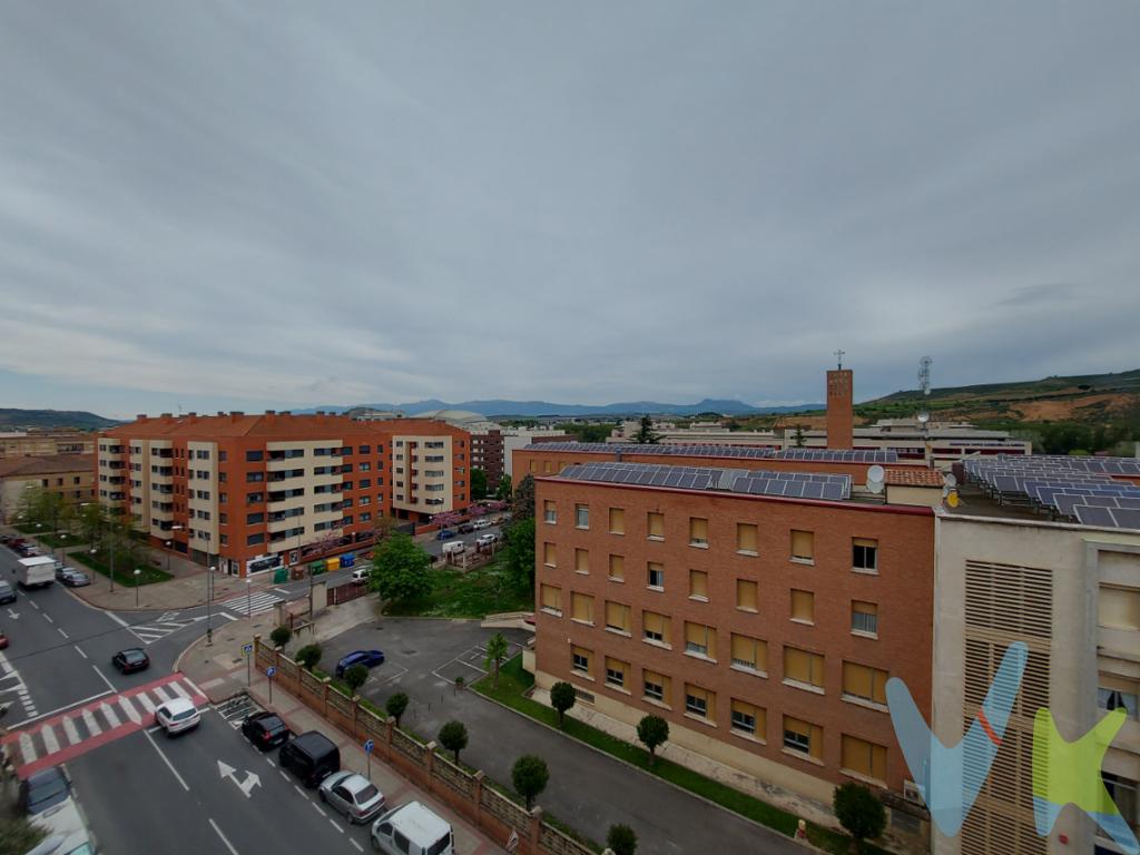 Piso 3 dormitorios próximo a la zona del riojaforum de Logroño.1 baño con plato de ducha y ventana.Todo exterior. Terraza. Cocina reformada.Aire acondicionado.El estado de esta vivienda permite entrar a vivir. Ascensor. Grandes zonas de parques próximo a la vivienda. 