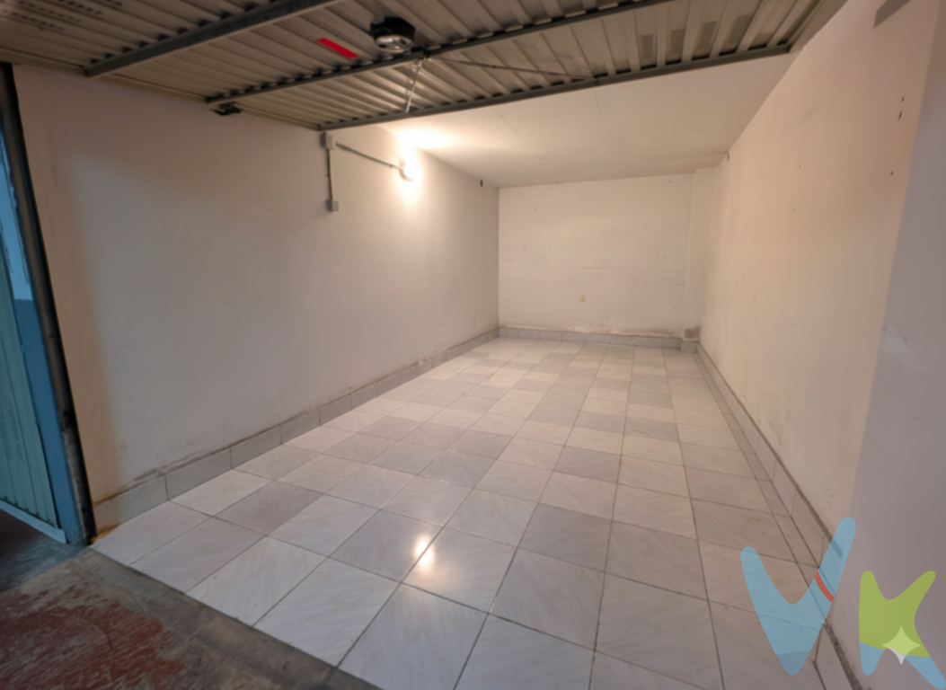 ¡Oportunidad única en Colindres! Presentamos un exclusivo garaje en venta, ideal para quienes valoran la seguridad y comodidad para su vehículo. Situado en la Urbanización Las Palmeras de Colindres, este espacio ofrece todo lo que necesitas para olvidarte de los problemas de aparcamiento diario.Con 14 metros cuadrados un entorno seguro y protegido. Además, la puerta del garaje es robusta y funcional, garantizando que puedas acceder y salir con rapidez y sin complicaciones.Tanto si eres residente de Colindres como si estás buscando una inversión rentable, este garaje se presenta como una opción inmejorable.Ofrecemos una cercanía inigualable a todas las comodidades locales, incluyendo supermercados, gasolineras y talleres mecánicos, lo que supone un valor añadido para aquellos días en los que las demandas de la rutina exigen practicidad y rapidez. Sin la preocupación de buscar aparcamiento, solo necesitarás unos minutos para estacionar tu coche y continuar con el resto de tus actividades.¡No dejes pasar esta oportunidad! Este garaje ofrece mucho más que un simple lugar para dejar tu coche; ofrece tranquilidad, comodidad y calidad de vida. Convierte tus desplazamientos diarios en una experiencia más fluida y sin estrés, sabiendo que tienes un lugar seguro para aparcar cuando lo necesites.Para obtener más información o concretar una visita, te invitamos a ponerte en contacto con nosotros hoy mismo. Descubre por ti mismo por qué este garaje es una de las opciones más atractivas en el mercado inmobiliario de Colindres. Este espacio te espera, ¡no te lo pierdas! Aprovecha esta excepcional oportunidad en un entorno en plena expansión. Te esperamos para mostrarte todo el potencial que este garaje tiene para ofrecer. 