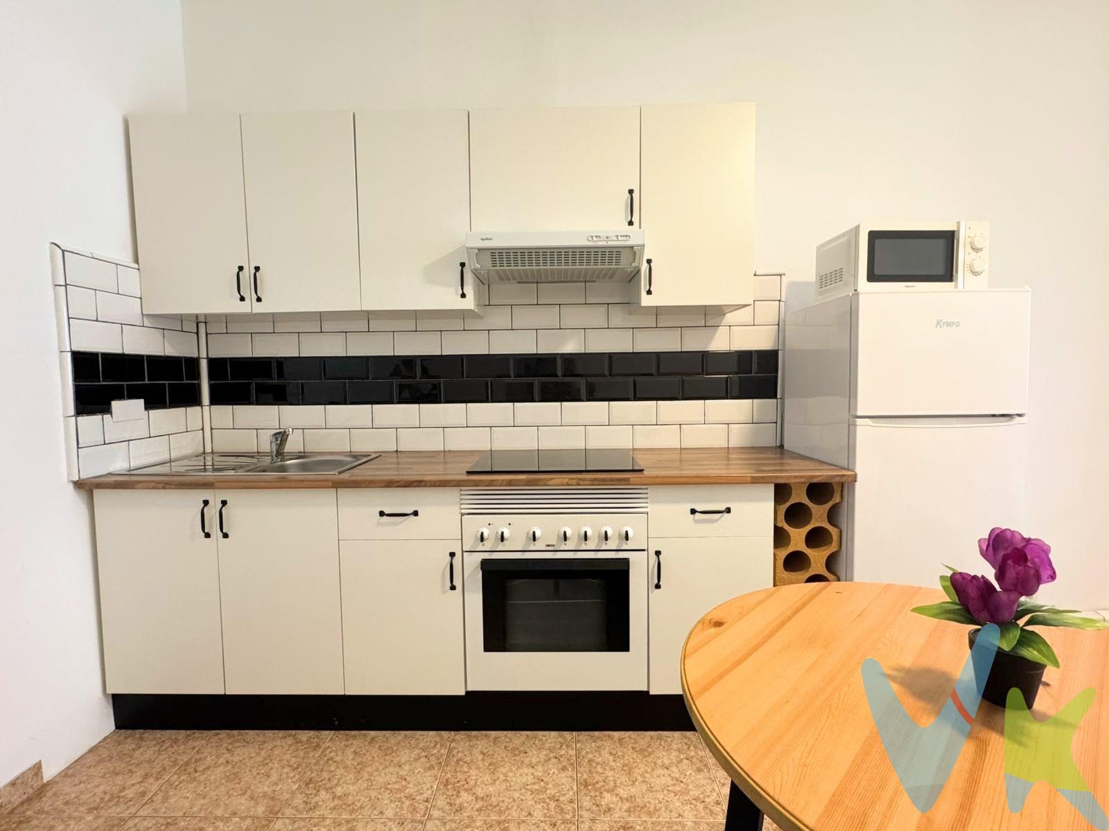 . Se vende estudio interior reformado, ubicado en la calle Pérez Muñoz, en el popular barrio de La Isleta, Las Palmas de Gran Canaria. Esta propiedad es una excelente oportunidad tanto para vivir como para invertir, ya que se encuentra lista para entrar a vivir y en una zona con alta demanda de alquiler. El estudio ha sido renovado recientemente, con un diseño funcional y moderno que aprovecha al máximo el espacio. Dispone de una cocina equipada, baño completo con plato de ducha y una distribución pensada para ofrecer comodidad en el día a día. Aunque es interior, ideal para quienes buscan  en pleno corazón de la ciudad. Su ubicación es uno de sus principales atractivos: a pocos minutos caminando de la playa de Las Canteras, cerca de supermercados, estación de guaguas, comercios, restaurantes y todos los servicios necesarios. Está perfectamente comunicado y rodeado de todos los recursos para disfrutar de una vida cómoda sin necesidad de coche. Una opción perfecta como primera vivienda, como apartamento de uso personal en la ciudad o como inversión rentable en una de las zonas con más proyección de Las Palmas. . *Visita a la propiedad*: Todos los interesados ​​deben presentar un documento de identidad válido, como el DNI, el NIE o el pasaporte, antes de la visita. Además, deben firmar un formulario de visita al entrar en la propiedad. INFORMACIÓN ADICIONAL:. - El uso de la propiedad está sujeto a la legislación aplicable. - El precio de venta no incluye impuestos ni gastos adicionales de compraventa, como el Impuesto de Transmisiones Patrimoniales (6,5% o 1% para la primera transmisión, más el IGIC correspondiente en este último caso), los gastos de registro de la propiedad, los gastos de notaría y los honorarios de corretaje. - La información de la propiedad puede contener errores y cambios involuntarios.