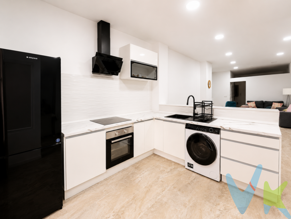 Se ofrece inmueble actualmente registrado como local comercial, acondicionado interiormente para uso residencial.La propiedad dispone de un proyecto técnico de cambio de uso ya elaborado y abonado, preparado para tramitar la correspondiente licencia conforme a normativa, quedando pendiente la ejecución de las obras necesarias para completar el proceso. También existe presupuesto de obra disponible, lo que permite al comprador conocer de antemano el alcance económico aproximado de la actuación.Una oportunidad interesante para quienes buscan un inmueble con potencial de regularización, con buena parte del trabajo técnico ya avanzado, pero con la tranquilidad de recibir información clara y sin falsas promesas: el cambio de uso deberá tramitarse ante el organismo competente y quedará sujeto a la aprobación administrativa correspondiente. Características principales:Actualmente inscrito como local comercial.Interior acondicionado como vivienda.Proyecto técnico de cambio de uso ya realizado y pagado.Presupuesto de obra disponible.Pendiente de ejecución de obra y tramitación/licencia administrativa.Ideal para compradores que busquen una inversión con recorrido, un inmueble para adaptar a sus necesidades o una oportunidad con documentación técnica avanzada.No pierdas esta oportunidad con grandes posibilidades de desarrollo. Te invitamos a visitar este local para que puedas evaluar su potencial y adecuación a tus necesidades personales. Solo un examen en persona puede proporcionar la verdadera comprensión del valor y potencial de este inmueble.Contáctanos para organizar una visita guiada por la propiedad. Estamos seguros de que una vez que veas este local comercial, reconocerás el gran valor que ofrece a tu inversión o empresa. Prepárate para sorprenderte con las posibilidades que este espacio tiene para ofrecer. ¡Estamos a tu disposición para cualquier consulta que tengas acerca de este inmueble! Condiciones económicas y legalesPVP: 99.900Gastos e impuestos no incluidos en el precio. La compra conlleva impuestos y gastos de formalización para el comprador.En las segundas o ulteriores transmisiones, el Impuesto de Transmisiones Patrimoniales (ITP) se liquidará conforme a la normativa vigente de la Comunitat Valenciana. Con carácter general, el tipo aplicable es del 10%, La compraventa se realizará con gastos según ley, por lo que los gastos de notaría y registro de la propiedad serán asumidos conforme a lo dispuesto en la normativa aplicable. A título orientativo, dichos gastos, según aranceles oficiales, pueden situarse aproximadamente entre 400  y 800 , dependiendo del precio final y de las circunstancias de la operación.Honorarios de intermediación inmobiliaria no incluidos en el precio: 4 % más IVA sobre el precio final de venta.Se informa al consumidor que la agencia actúa como intermediaria inmobiliaria en la operación, estando cualquier eventual compraventa y sus condiciones sujeta a la aceptación expresa del propietario o vendedor y a la posterior formalización del correspondiente contrato de arras.El consumidor tiene, conforme a la normativa vigente, a su disposición información y documentación adicional relativa al inmueble, pudiendo consultarla en la agencia inmobiliaria.La información contenida en este anuncio tiene carácter meramente informativo y no contractual, pudiendo estar sujeta a errores u omisiones involuntarias.