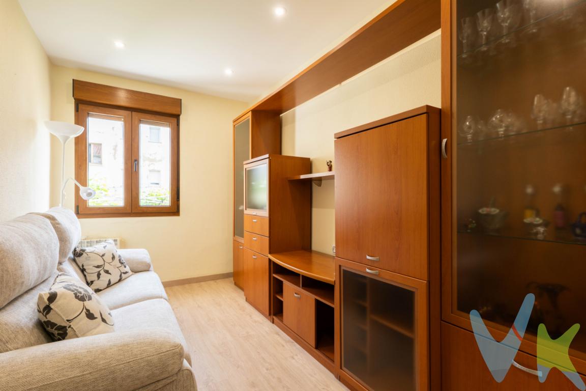 Oportunidad, se vende bonita Vivienda en Calle Carpinteros, Roces, GijónSe trata de una vivienda de 2 dormitorios, sala, cocina y baño, una zona tranquila y con fácil acceso a servicios y transporte público.La vivienda tiene muy buena distribución, poco pasillo y mucha luzEl Barrio de Roces es una zona tranquila y residencial con una buena conexión con el centro de Gijón.Tiene servicios cercanos: supermercados, farmacias, colegios y transporte públicoFácil acceso a la autovía y al centro de GijónLa vivienda se encuentra en muy buen estado, lista para entrar a vivir.Si está interesado en esta vivienda, no dude en contactar con nosotros. Estamos dispuestos a responder a sus preguntas y a concertar una visita.En el precio publicitado (PV) no está incluido el Impuesto de Transmisiones Patrimoniales ni los gastos de notaria y registro.