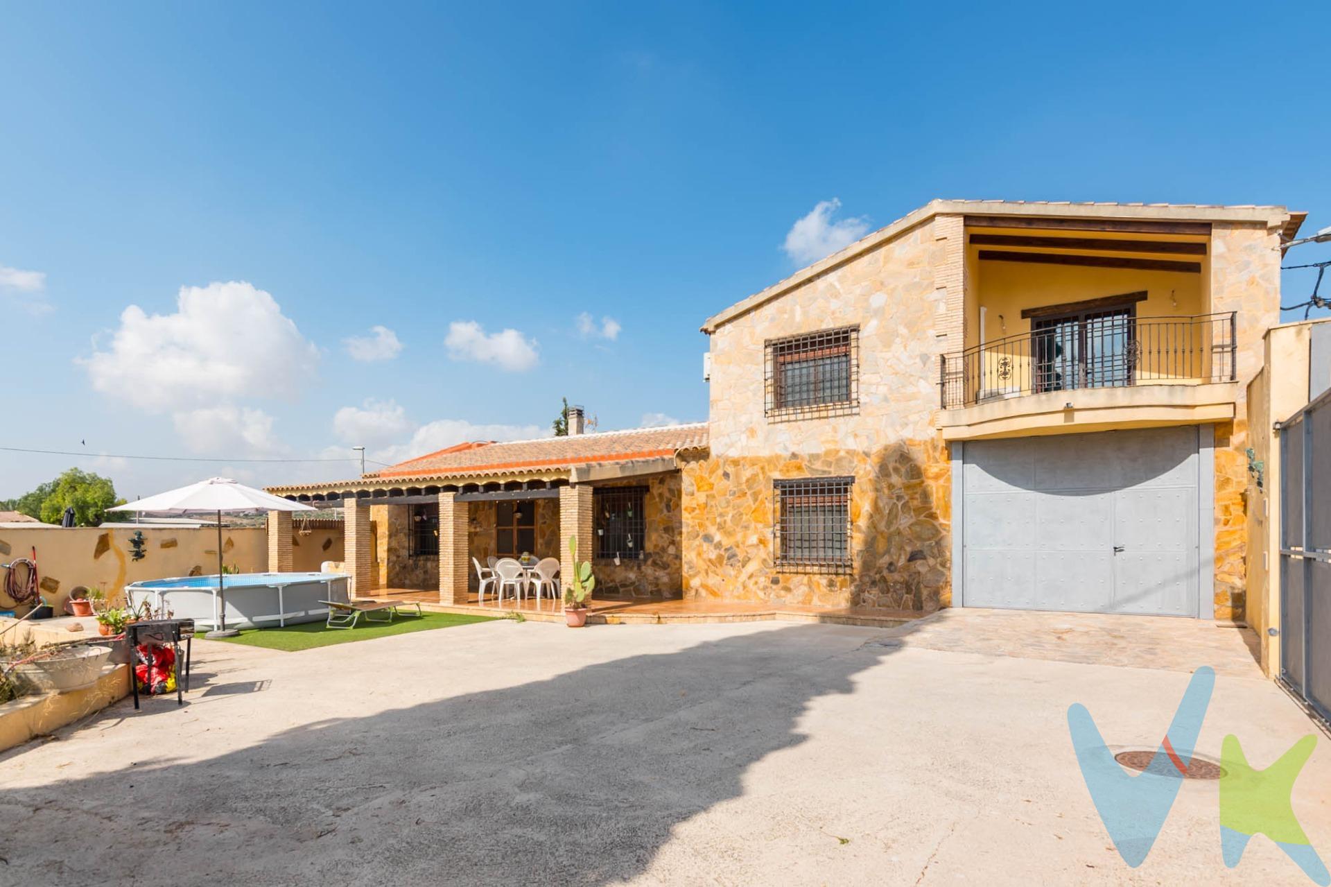 Crea el hogar que siempre has soñado. Hay propiedades que destacan por sus dimensiones, y otras que enamoran por su personalidad. Esta magnífica vivienda reúne ambas cualidades. Antigua posada rehabilitada, conserva toda la esencia de la arquitectura tradicional, ofreciendo un hogar lleno de carácter, amplitud y calidez. Con 387 m² construidos, distribuidos en 245 m² de planta baja y 142 m² de planta primera, sobre una parcela de 520 m², esta propiedad ofrece espacios amplios y versátiles para disfrutar en familia o con amigos. La vivienda dispone de seis amplios dormitorios, tres cuartos de baño y una distribución cómoda y funcional. En su interior destacan los detalles rústicos que le aportan un encanto único, como las vigas y elementos tradicionales, una acogedora estufa de leña, una elegante biblioteca de madera y una preciosa primera planta con suelo de parquet, que aporta un ambiente cálido y distinguido. En el exterior, un agradable patio privado da acceso a un magnífico solárium, un espacio perfecto para relajarse, tomar el sol o disfrutar de agradables veladas al aire libre. La vivienda está equipada con aire acondicionado mediante splits y cuenta con garaje con capacidad para dos vehículos, aportando comodidad para el día a día. Una propiedad singular, con historia y un encanto difícil de encontrar, ideal para quienes buscan una casa con personalidad, grandes espacios y el auténtico sabor de la arquitectura tradicional. 🔑 Comercialización en multiexclusiva. Por mandato expreso del propietario, este inmueble se comercializa en multiexclusiva, lo que garantiza un acceso completo a la información, un servicio profesional y una gestión ordenada, sin interferencias de terceros. 🤝 Una compra tranquila y bien acompañada. Al contactar directamente con nosotros, evitarás molestias innecesarias a la propiedad. Nos encargamos de toda la intermediación, facilitándote la documentación, la información necesaria y un trato cercano, claro y sin complicaciones. Te informaremos con total transparencia de todos los aspectos de la compra, incluidos gastos y honorarios de agencia para que tomes decisiones con calma y seguridad. Calma → la tranquilidad de comprar tu vivienda con acompañamiento profesional en todo el proceso con nosotros. ℹ️ Información legal. La descripción del inmueble y las imágenes publicadas tienen carácter meramente informativo y no contractual. El precio ha sido fijado por la propiedad y podría sufrir variaciones hasta su formalización en contrato de compraventa. Te informamos de los gastos de compra no incluidos en el precio, para garantizar un proceso claro y tranquilo:. PVP:399.000€. No incluye gastos, impuestos y demás gastos legalmente correspondan al comprador: ITP del 7,75% con carácter general; existen excepciones según normativa aplicable (1). Base imponible el mayor valor entre el precio de venta o el valor referencia catastral. Gastos Notaría y Registro: 1.900€ aprox. según complejidad y aranceles vigentes (2). Financiación: gastos de hipoteca, tasación y gatos bancarios a cargo del comprador, según su necesidad y elección. Servicio doble de intermediación: Honorarios inmobiliaria a cargo del comprador: 3% precio final, más IVA (21%), salvo acuerdo contrario tras negociación, no incluidos en PVP. Operación y condiciones de compraventa sujeta a aceptación expresa del vendedor. Para acceder a información y documentación legalmente exigible por el consumidor: https://www.inmotasa.es/consumidor/. (1) Para una información exhaustiva sobre el funcionamiento, tipos impositivos y bonificaciones del ITP en la Región de Murcia, puedes consultar el portal oficial de la Agencia Tributaria Autonómica en el siguiente enlace: agenciatributaria.carm.es/ITPAJD. (2) Tarifas notariales y registrales reguladas en Anexo I Del Real Decreto 1426/1989 y, Anexo I Del Real Decreto 1427/1989, respectivamente. 