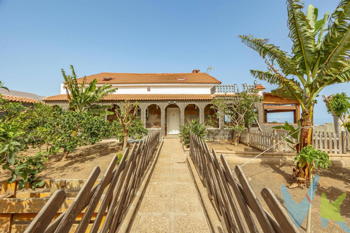 PRECIOSO CHALET  Este amplio y bonito Chalet está situado en Lomo Guinea, Las Medianías, a 5 minutos del centro de Telde. Consta  de 400 m2  construidos y 571 m2  de parcela y dispone, además de una amplia vivienda de tres dormitorios y dos baños, de diferentes espacios de ocio como jardín, barbacoa, varias terrazas, piscina, y unas maravillosas vistas.   Muy bien situado, en una calle casi privada, lo que le da muchísima privacidad e independencia, muy luminoso y con todas las estancias  exteriores, con muy buena distribución y habitaciones muy amplias.    El chalet está distribuido a tres alturas de la siguiente forma:.   PLANTA PRIMERA: Entrando nos recibe un bonito jardín y terraza delantera, con árboles frutales y al entrar a la vivienda un amplio salón con grandes ventanales, una cocina abierta al salón y una terraza cerrada con un precioso revestimiento en madera, a continuación la zona de descanso con tres dormitorios dobles y dos baños.   PLANTA SEGUNDA: Completamente diáfana a modo de loft y con un espectacular artesonado en madera, esta planta hace las funciones de salón, sala de billar, dormitorio y dispone de una terraza con unas impresionantes vistas al mar.   PLANTA BAJA: En esta planta tenemos la zona de garaje, terraza-solarium, piscina, barbacoa, aseo y varias salas de diferentes usos y con muchas posibilidades.       La amplitud de todos los espacios, con grandes ventanales que  le proporcionan muchísima luz todo el día, lo acogedor de la vivienda y la independencia y tranquilidad de su  ubicación lo hacen una propiedad muy especial y única.  ¡No dejes que se te escape esta oportunidad!.  Información: El precio de venta no incluye impuestos propios de la transmisión, gastos de notaría, registro, ni cualquier otro que según ley pueda corresponder al comprador. 