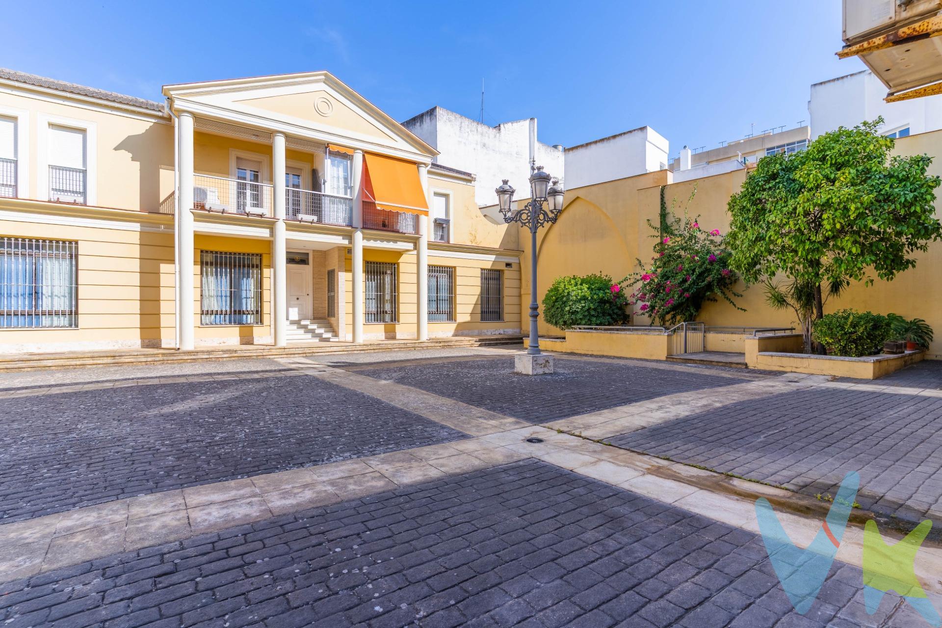 ¡Oportunidad de vivir en el corazón de la ciudad!. Se pone a la venta un amplio y luminoso piso en una zona céntrica, ideal para quienes buscan comodidad y conveniencia.  La propiedad cuenta con 4 dormitorios, uno de ellos integrado a la cocina, creando un espacio abierto y funcional perfecto para el día a día. El dormitorio principal dispone de baño en suite, ofreciendo privacidad y confort. Además, cuenta con varios armarios empotrados en la misma habitación con salida a una amplia terraza donde poder pasar tiempo al aire libre. El piso destaca por su amplitud y luminosidad, con espacios bien distribuidos que facilitan la vida en familia o con amigos. Para mayor comodidad, incluye una plaza de garaje en el mismo edificio, garantizando seguridad y facilidad de acceso. Su ubicación en una zona céntrica permite acceder rápidamente a todos los servicios necesarios: supermercados, colegios, transporte público y zonas de ocio, haciendo de esta propiedad una opción excelente. ¿Cuándo hacemos la visita?