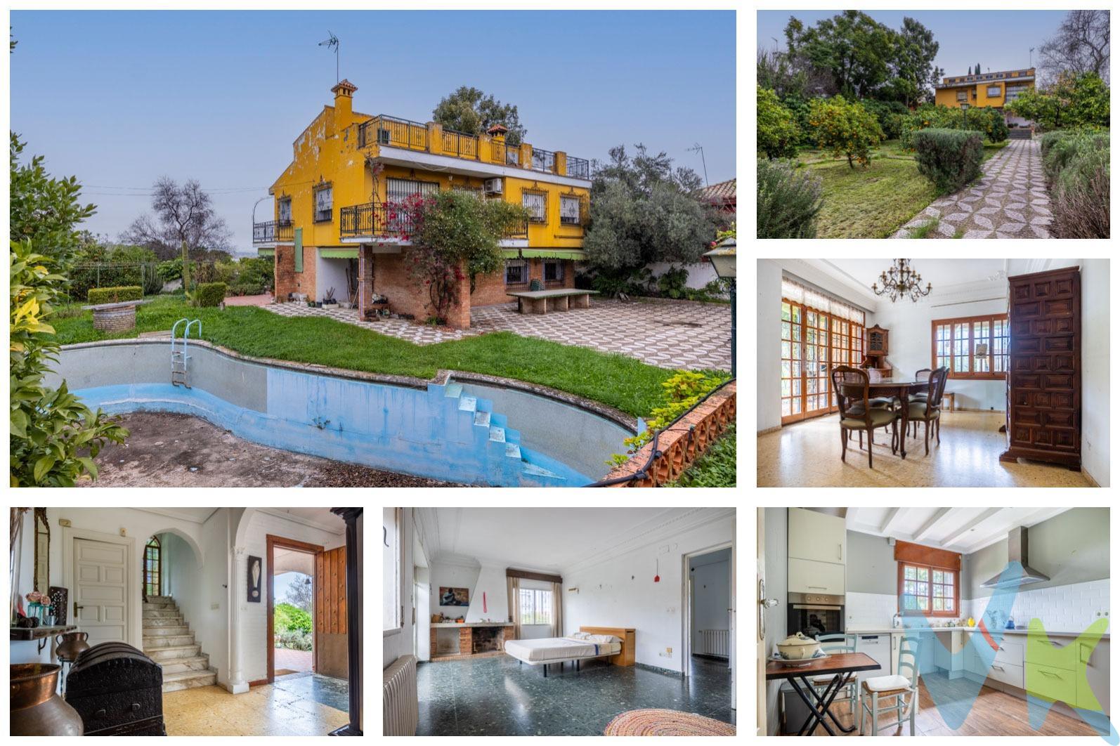 Espectacular chalet independiente con muchas posibilidades!!!!. De origen pero muy bien conservado. La vivienda se encuentra sobre una parcela de 1423m2, dispone de 342. m2 construidos distribuidos en tres plantas. Un bonito porche nos abre paso. En planta baja tenemos un gran salón comedor con chimenea, cocina independiente, amplio dormitorio con chimenea y baño. La primera planta se distribuye en seis amplios dormitorios con armarios empotrados y dos baños. La segunda planta es una gran sala ideal como salón, zona de invitados.... La vivienda está rodeada por un gran jardín con piscina, zona de arboleda, naranjos, yucas y diversos árboles, fuente decorativa y cochera. Las ventanas son de aluminio con rejas, las puertas de madera lacada en banco y el suelo de terrazo y parquet. Dispone de aire acondicionado mediante splits independientes. Exterior y muy luminoso, muy bien situado, cerca de Camas y Castilleja y con todo tipo de servicios, comercios, colegios, parques...No dude en solicitar más información sin compromiso. Informamos a nuestros clientes compradores que el precio de venta no incluye lo siguiente: Honorarios de la agencia inmobiliaria, Impuestos (I.T.P., I.V.A. o A.J.D., en su caso) ni otros gastos de la compraventa (gastos de Registro de la Propiedad, Notaría, Gestoría ni de posible Financiación). Documento D.I.A. a disposición del consumidor según Decreto 218/2005 Junta de Andalucía. 
