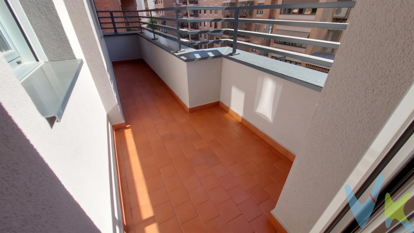 INMOBILIARIA SOLOZÁBAL presenta este amplio piso de 101.72 m² útiles y 111.33 m² construidos ofrece un espacio ideal para disfrutar de la vida urbana en la zona Centro. En la tercera planta de un edificio construido en 1973, encontrará un refugio luminoso y acogedor, perfecto para familias o quienes buscan un hogar que combine comodidad y estilo.Con sus 4 habitaciones, este inmueble brinda las dimensiones necesarias para que cada miembro de la familia cuente con su propio espacio. Cada habitación es versátil y permite adaptar los ambientes a sus preferencias, ya sea como dormitorios, oficinas o áreas recreativas. La disposición del piso hace que cada rincón esté lleno de luz natural, creando un ambiente cálido y acogedor.Aerotermia recién instalada en el edificio, con el consiguiente ahorro energético.En cuanto al aseo, este piso presenta un espacio funcional que se ha diseñado para satisfacer todas sus necesidades. La distribución favorece la intimidad y la comodidad, lo que resulta ideal para las dinámicas diarias de una familia activa. Imagínese relajándose en el balcón, disfrutando de la vista de la vibrante vida del centro de Logroño mientras toma una taza de café por la mañana o se deja llevar por un buen libro en las tardes soleadas.El edificio cuenta con ascensor, lo que facilita el acceso al piso, permitiendo que todos los miembros de la familia, incluidos los más pequeños y las personas mayores, se desplacen con comodidad. Este atractivo adicional es un punto clave que hace de este inmueble una elección ideal para quienes valoran la funcionalidad en su día a día.Hoy en día, la ubicación es uno de los elementos más importantes a considerar al momento de adquirir una propiedad. Situado en el centro de Logroño, este piso ofrece una conexión inmejorable con la vida de la ciudad. A pocos pasos encontrará una variada oferta de restaurantes, tiendas y servicios que hacen de su entorno un lugar diverso y emocionante para vivir. Además, con paradas de autobús cercanas, desplazarse a otras zonas de la ciudad resulta sencillo y conveniente.El espacio y la amplitud se destacan claramente en este hogar, lo que permitirá disfrutar de una calidad de vida inigualable. Los días de ocio se pueden compartir con amigos y familiares en las diferentes estancias, donde la interacción y la cercanía se convierten en parte de cada reunión. La posibilidad de personalizar cada habitación según sus preferencias y estilo le ofrece la oportunidad de hacer completamente suyo este excepcional piso.Le invitamos a concertar una visita y experimentar por sí mismo todo lo que este inmueble tiene para ofrecer. La combinación de su ubicación, comodidades y espacio es difícil de encontrar, y una visita le dará la oportunidad de visualizar cómo sería su vida en este encantador hogar. No espere más y descubra el éxito de vivir en el centro de Logroño, donde cada día se convierte en una nueva aventura. ¡Estamos seguros de que se enamorará! 