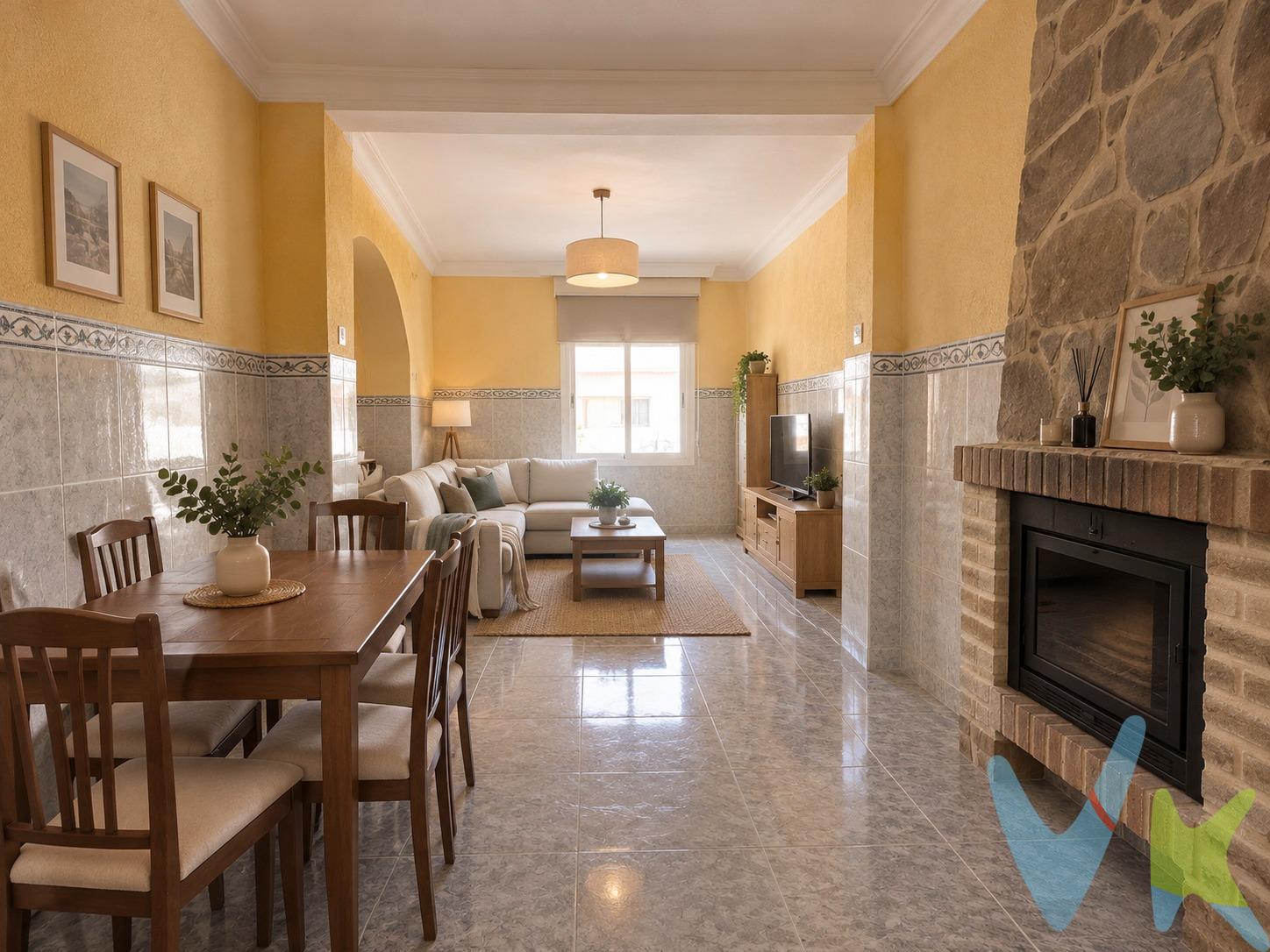 ¿Buscas una casa con posibilidades para transformarla a tu gusto? Esta vivienda de 144 m² construidos destaca por su distribución en tres plantas, sus cuatro habitaciones y una terraza desde la que disfrutar de unas bonitas vistas a la montaña. La casa necesita una reforma integral para acondicionar y actualizar sus estancias, una oportunidad para renovar sus espacios y darles tu propio estilo. Además, cuenta con un punto a favor: *el tejado ya está impermeabilizado*, un aspecto interesante de cara al proyecto de mejora de la vivienda. *PLANTA BAJA:* Un amplio recibidor da la bienvenida y distribuye el acceso a las distintas estancias. Aquí encontramos un aseo, una cocina con un altillo que podría convertirse en una práctica bodega o zona de almacenaje, y un salón-comedor con chimenea, perfecto para imaginar un espacio acogedor donde compartir buenos momentos. *PLANTA PRIMERA:* La zona de descanso dispone de cuatro habitaciones, dos dobles y dos sencillas, distribuidas a través de un pasillo. Tres de ellas son exteriores y una es interior, ofreciendo distintas opciones para organizar los dormitorios, crear un despacho o adaptar los espacios a las necesidades de cada familia. En esta planta también se encuentra un baño completo con plato de ducha. *PLANTA SEGUNDA:* La vivienda culmina con una terraza que ofrece unas espectaculares vistas a la montaña, un espacio con mucho potencial para disfrutar del aire libre. Además, cuenta con varias construcciones auxiliares que podrían estudiarse para habilitar un lavadero, una zona de tendedero o un pequeño merendero. Su distribución, la amplitud de sus estancias y sus espacios exteriores hacen de esta casa una opción interesante para quienes buscan una vivienda que puedan renovar progresivamente y convertir en un hogar con personalidad propia. *Una casa con mucho por descubrir, vistas que marcan la diferencia y posibilidades para crear un proyecto a tu medida. ¿Te imaginas cómo podría quedar?*. La Vilavella es una población de aproximadamente 3.000 habitantes situada en la comarca de la Plana Baixa, a unos 20 km de Castellón y 50 km de Valencia. Cuenta con buenas conexiones por carretera a través de la CV-10, la N-340 y la AP-7. Dispone de servicios de autobús interurbano y tiene cerca la estación de RENFE de Nules-La Vilavella, facilitando los desplazamientos a otras localidades. Fotos optimizadas con IA sin alterar las características reales del inmueble. INMUEBLE CERTIFICADO DESDE ASICVAL (Asoc. Inmobiliarias Com. Valenciana) POR CASATUYA (Agente Certificador Homologado). (*) Cláusula Informativa de Costes. En cumplimiento de la Ley 10/2025, de 28 de diciembre, y demás normativa aplicable en materia de transparencia y protección de consumidores, se informa de que el precio anunciado no incluye los gastos ni los tributos derivados de la compraventa. El Impuesto sobre Transmisiones Patrimoniales (ITP) se aplicará conforme al tipo vigente en la Comunidad Valenciana, con carácter general el 9%, sin perjuicio de posibles tipos reducidos en función de las circunstancias personales del adquirente o de las características del inmueble. Dicho impuesto se calculará sobre el mayor valor entre el precio de compraventa y el Valor de Referencia Catastral. Los gastos notariales se determinarán según el arancel oficial establecido en la normativa vigente, y los gastos registrales conforme al arancel del Registro de la Propiedad. Honorarios de la Agencia del Comprador: Se informa de que, en su caso, podrán existir honorarios profesionales a cargo del comprador cuando previamente se hayan contratado servicios específicos de encargo de compra, no estando dichos honorarios vinculados en ningún caso al precio del inmueble. Para más información, se recomienda consultar con la administración competente.