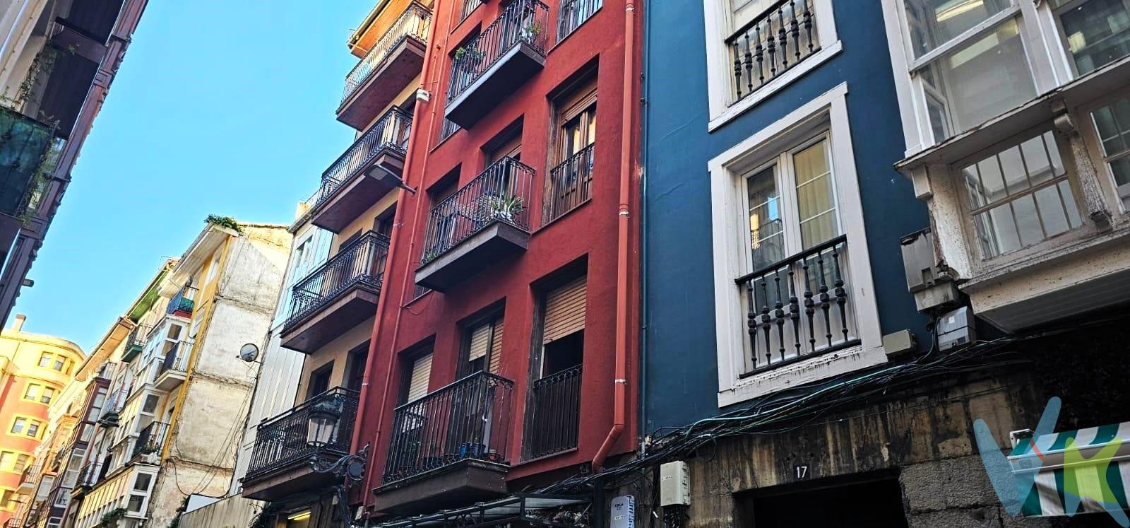 Atención Inversores, ponemos en venta una vivienda para reformar, todo un lienzo en blanco donde poder realizar la reforma que se desee. La vivienda está ubicada en una de las calles más antiguas y con más solera de Santander. Antiguamente pertenecía al Barrio del Mar junto con la Calle del Medio, donde vivían pescadores y rederas, hoy es el lugar preferido tanto de lugareños como de turistas para empezar la noche tomando unos pinchos o unos vinos. Su parte más estrecha y antigua, es un recuerdo del casco antiguo de la ciudad que avanzando el tiempo se ha convertido en una calle peatonal muy frecuentada con numerosos establecimientos. Podemos distinguir dos tramos, el más antiguo y estrecho es un referente en la ciudad, el otro es más moderno y amplio. Han adivinado? Efectivamente es la Calle del Arrabal. No vamos a describir número de habitaciones dado que podemos dejar volar nuestra imaginación y pintar en este lienzo en blanco lo que soñemos. Los impuestos, gastos de notaría y registro no están incluidos en el precio. 