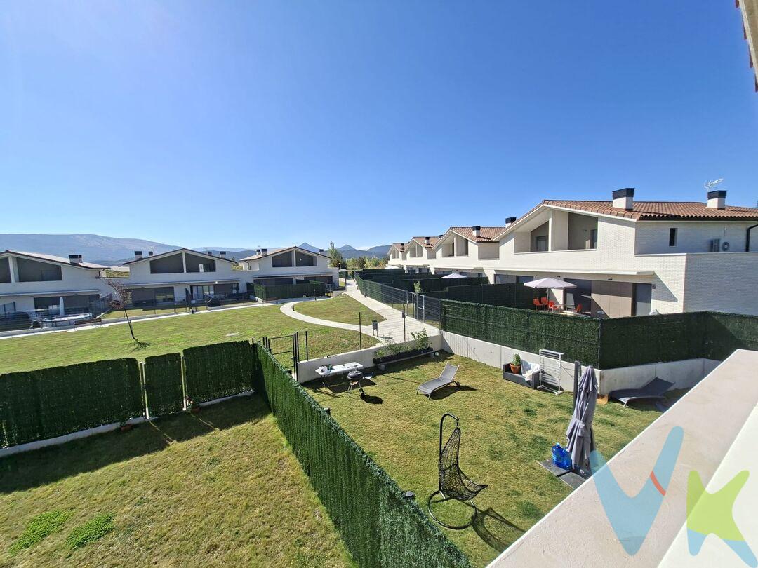 Pareado de diseño en Zuasti (Navarra), listo para entrar a vivir
Descubre este magnífico pareado en Zuasti, una vivienda moderna y eficiente, ubicada en un entorno tranquilo y rodeado de naturaleza, con excelentes comunicaciones gracias al servicio de autobús directo a Pamplona.
La vivienda, orientada este-oeste, disfruta de una excelente luminosidad durante todo el día y está distribuida para ofrecer el máximo confort.
Cuenta con 4 amplias habitaciones, una de ellas situada en la planta baja, ideal como dormitorio de invitados, despacho o para quienes buscan evitar escaleras. La habitación principal dispone de baño en suite con ducha y acceso a una terraza privada, un espacio perfecto para relajarse.
La casa ofrece 3 baños completos, uno de ellos en la planta baja, proporcionando comodidad para toda la familia y las visitas.
El corazón de la vivienda es un amplio salón-comedor con cocina americana, totalmente equipada con electrodomésticos de alta eficiencia energética (clasificación A). Desde el salón se accede a una agradable terraza con salida directa al jardín privado de 70 m², ideal para disfrutar del aire libre, reuniones o momentos de descanso. Además, la urbanización dispone de jardín comunitario, ampliando las zonas verdes disponibles.
En cuanto a sus prestaciones, esta vivienda destaca por su elevada eficiencia energética: dispone de aerotermia para calefacción y agua caliente sanitaria, suelo radiante y termostatos independientes en cada estancia, garantizando un confort óptimo y un consumo reducido durante todo el año. Para crear un ambiente cálido y acogedor en invierno, el salón cuenta además con una chimenea de leña.
Completa la propiedad un amplio garaje con capacidad para dos vehículos.
Una vivienda pensada para quienes buscan calidad de vida, eficiencia, amplitud y un entorno privilegiado, lista para entrar a vivir sin necesidad de realizar reformas.
INFORMACIÓN LEGAL
▪ Información meramente orientativa, sin carácter contractual.▪ Superficies y características aproximadas, con finalidad descriptiva.▪ En el precio de venta están incluidos los honorarios de la agencia inmobiliaria, que serán asumidos por la parte vendedora.▪ El precio indicado no incluye los gastos e impuestos derivados de la compraventa a cargo del comprador (Notaría, Registro de la Propiedad, I.T.P., A.J.D. o I.V.A., según corresponda), ni otros posibles gastos asociados.▪ El inmueble se transmite sin mobiliario ni otros enseres, salvo que se indique expresamente lo contrario.
A modo orientativo en Navarra:
▪ Notaría y Registro: 1%–1,5%.▪ ITP: tipo general 6% (con posibles bonificaciones).▪ AJD: aprox. 0,5%–1%.