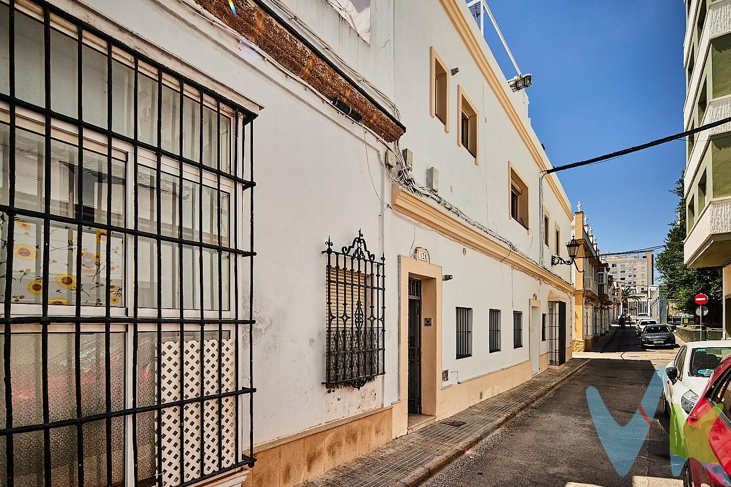 Presentamos un piso situado en el corazón de San Fernando, ideal para quienes buscan comodidad y acceso a todos los servicios. 🏙️ Este inmueble cuenta con una superficie útil que incluye un acogedor salón de 17.49 m², perfecto para disfrutar momentos en familia o recibir visitas. La cocina, con sus 7.18 m², ofrece la oportunidad de ser reformada según tus gustos culinarios 🍽️. La propiedad dispone de tres habitaciones; una doble y dos sencillas que brindan versatilidad al espacio 🌟. Además, cuenta con  un baño con plato ducha donde podrás relajarte después de un largo día 🚿. Ubicado hacia el suroeste, este piso permite aprovechar al máximo la luz natural durante todo el día ☀️ mientras que la azotea privada con nada menos que 64 m² te permitirá crear tu propio oasis urbano: perfecta para barbacoas o simplemente disfrutar del aire libre 🍃. Aunque necesita reformas parciales 🎨📐 se presenta como una excelente inversión por solo **163000€** 💰 . No pierdas esta oportunidad única; contacta hoy mismo y ven a visitar lo que podría convertirse en tu nuevo hogar. * Gastos, impuestos y honorarios de la agencia no incluidos en el precio.