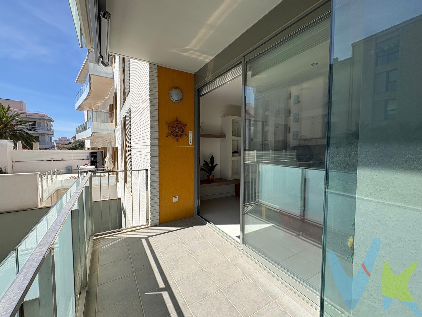 Fincas La Clau les presenta esta vivienda en Sitges, situada a escasos pasos de la playa de Sant Sebastià, en una ubicación muy cómoda tanto para el día a día como para disfrutar del entorno. La vivienda, construida en 2010, cuenta con una distribución clara y funcional. Al entrar, encontramos un recibidor que da acceso tanto a la cocina independiente como al salón-comedor. La cocina dispone de acceso directo a una zona de lavandería y, además, cuenta con una puerta corredera de cristal que conecta con el salón. Esta combinación, junto con los grandes ventanales, permite una buena entrada de luz natural en toda la zona de día. El salón-comedor tiene salida a una terraza con sol de mañana hasta primeras horas de la tarde, aportando luminosidad y un espacio exterior aprovechable. La zona de noche se compone de dos habitaciones dobles, ambas con armarios empotrados. La vivienda dispone de un baño completo y un aseo de cortesía. Incluye una plaza de parking y un trastero en la misma finca. Existe la posibilidad de adquirir una segunda plaza de parking en la misma planta por 38.000 €. Se trata de una primera planta con ascensor, en una finca moderna y bien ubicada. El precio no incluye impuestos (ITP, IVA y AJD), ni los gastos de notaría ni los de registro. Ref. 11405JS. 
