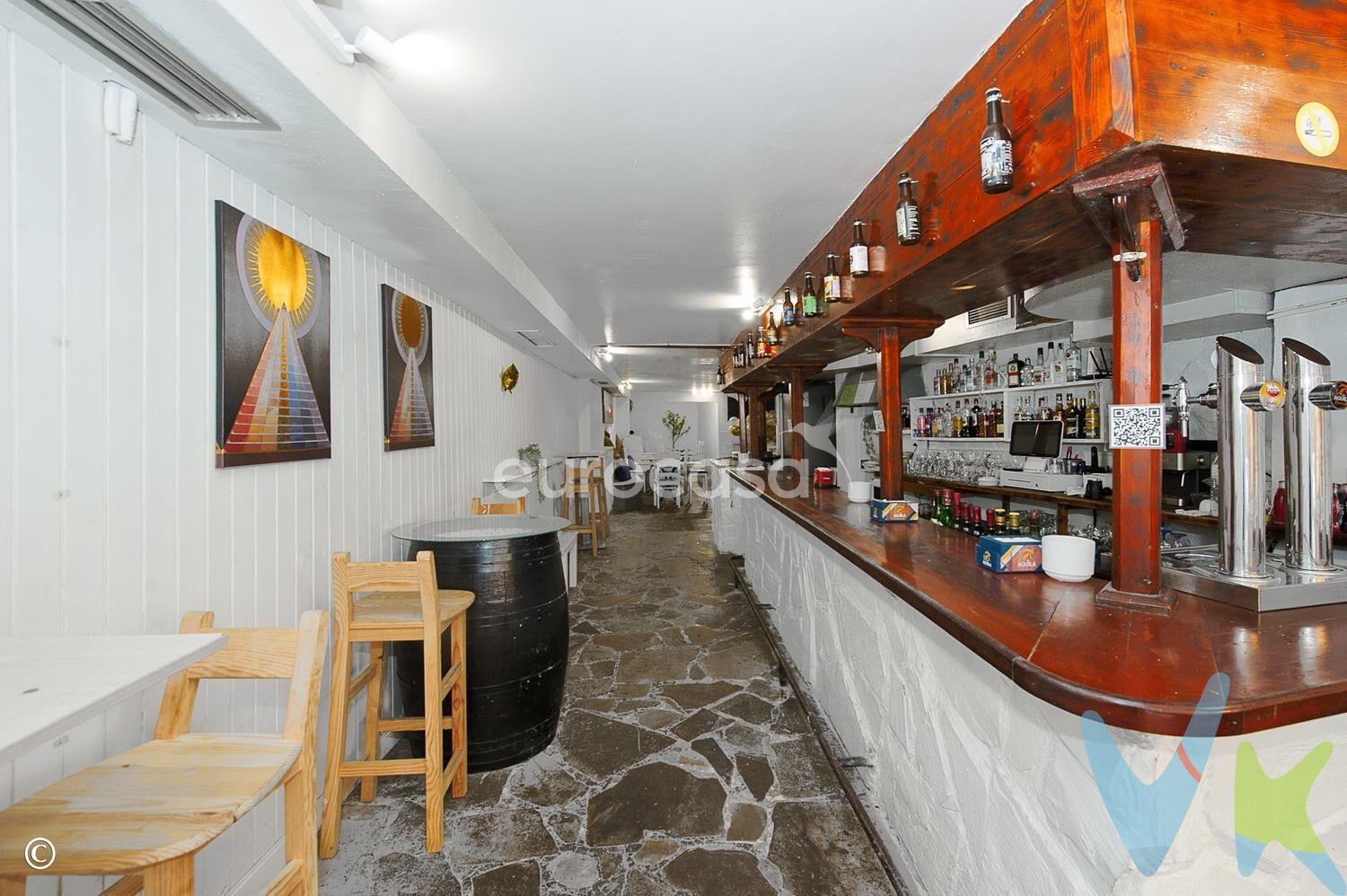 TOC, TOC, ABRE LA PUERTA Y COMIENZA TU ACTIVIDAD. Si necesitas un local para poder desarrollar tu actividad de hostelería y poder explotarlo desde el primer día, este espacio en la calle Tres de Noviembre, es justo lo que andabas buscando. Con aproximadamente 90m2, este local cuenta con licencia de cafetería activa, y su distribución es práctica y funcional; con entrada directa desde la calle tiene la visibilidad perfecta para captar atención desde el primer vistazo. Según entras, la amplia zona de barra te permite brindar a tus clientes una atención rápida con desayunos o tapas; al fondo, encontraras la sala interior con capacidad para varias mesas ideal para comidas o cenas en ambiente más tranquilo y cómodo. Además, dispone de zona de aseos para clientes y todo lo necesario para ofrecer una experiencia cómoda y de calidad. Todo esto dentro de un espacio que ofrece una combinación ideal de amplitud y calidez, con posibilidad de personalización estética mínima para adaptarse a la identidad de cualquier proyecto gastronómico. No cuenta con salida de humos, pero no es un inconveniente, sino una oportunidad para innovar en la oferta gastronómica. En lugar de platos que requieren cocina tradicional, se puede optar por propuestas frías, productos gourmet, repostería artesanal, opciones saludables o incluso enfocar el negocio hacia un modelo de cafetería boutique o brunch. También se abre la puerta a ofrecer experiencias diferentes, como catas, maridajes o eventos temáticos. Todo depende de la creatividad y del enfoque que se quiera dar al servicio. ¿A qué estas visualizando todas sus posibilidades? Ven a conocer este local, sólo tienes que abrir la puerta y empezar. 