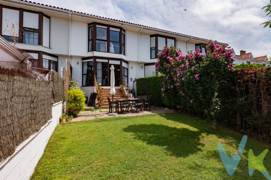 En una de las ubicaciones más valoradas de La Fresneda, muy cerca de la plaza central y con todos los servicios a un paso, se encuentra este estupendo chalet adosado, una vivienda cómoda, funcional y perfecta para quienes buscan calidad de vida en un entorno residencial tranquilo y bien comunicado.La casa se distribuye en espacios amplios y bien aprovechados. Cuenta con 3 habitaciones, ideales para familia, invitados o zona de trabajo, y 3 baños, lo que aporta comodidad al día a día. El salón independiente, acogedor y con chimenea se abre con grandes ventanales al jardín de la casa y es uno de los grandes protagonistas de la vivienda: un espacio perfecto para disfrutar en familia durante todo el año.La vivienda dispone además de cocina independiente, práctica y con buena capacidad de almacenamiento, así como una cómoda zona de lavandería, pensada para facilitar la organización diaria del hogar.En el exterior, el chalet ofrece un agradable jardín privado, ideal para disfrutar del aire libre, comidas en familia, zona de juegos o momentos de descanso y que ofrece además unas maravillosas vistas de la sierra del Aramo. La vivienda cuenta con garaje cerrado, un valor añadido muy importante en una zona tan demandada.Su ubicación es excelente: en la mejor zona de Fresneda, próxima a la plaza central, con comercios, zonas verdes, servicios y espacios de ocio cercanos, manteniendo al mismo tiempo la tranquilidad característica de esta urbanización.Una vivienda ideal para quienes buscan un chalet adosado en la Urbanización La Fresneda, con jardín, garaje y una ubicación privilegiada. Solicite su visita y descubra todo lo que este hogar puede ofrecerle. Se informa a los interesados que el precio de venta indicado no comprende el Impuesto de Transmisiones Patrimoniales (ITP) , los gastos asociados a la compraventa (notaría, registro de la propiedad y otros) ni los honorarios de la agencia inmobiliaria a cargo del comprador.