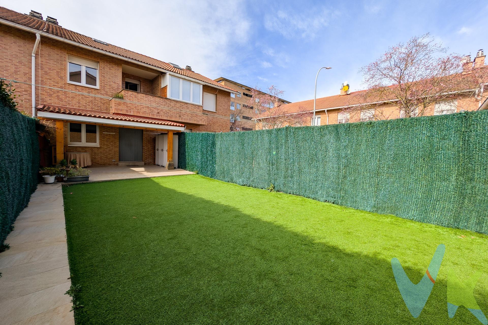 ¡EN VENTA! Precioso adosado de 4 plantas en la Urbanización Zizur. Este luminoso y espacioso adosado de 160 m² construidos (y 145 m² útiles) + 25 m2 de ático ha sido recientemente reformado, incluyendo la pintura completa, una cocina renovada hace dos años y la buhardilla transformada en un cuarto dormitorio. Con una distribución perfecta para disfrutar en familia, la vivienda se compone de 4 habitaciones, 2 baños completos, 1 aseo, Terraza, Porche, Jardín privado, Txoko con horno, Plaza de garaje y trastero. Ubicado en una excelente zona de la Urbanización Zizur, junto al parque Los Olmos, esta propiedad se encuentra cerca de supermercados, el instituto, polideportivo, piscinas municipales, y colegios, lo que te permitirá disfrutar de una vida cómoda y con todos los servicios a tu alcance. Distribución de la vivienda:. Sótano: Garaje comunitario con plaza de garaje (posibilidad de adquirir una segunda plaza junto a la primera), txoko completamente montado con horno y trastero. Planta Baja: Acceso por la puerta principal con un pequeño hall. A mano izquierda, acceso al sótano; a mano derecha, la cocina reformada y moderna de 10,05 m², seguida por un amplio salón de 26 m² con acceso a un porche ideal para disfrutar todo el año. El porche se conecta a un jardín privado con césped artificial y una pequeña terraza al fondo. Planta Primera: Tres dormitorios, incluido el dormitorio principal de 13,95 m² con armario empotrado y terraza con hermosas vistas. Los otros dos dormitorios de 11,90 m² y 9,80 m2 (uno de ellos con armario empotrado) comparten un baño reformado con plato de ducha. Buhardilla: Espaciosa y completamente reformada, convertida en un cuarto dormitorio con baño privado. Características adicionales:. Calefacción y agua caliente sanitaria mediante caldera individual. Posibilidad de adquirir una segunda plaza de garaje. Una vivienda ideal para disfrutar de amplias estancias interiores y exteriores, perfecta para tu familia y en una ubicación inmejorable. ¡No dudes en contactarnos para concertar una visita! Te atenderemos encantados. Datos meramente informativos sin valor contractual. El PVP indicado no incluye impuestos ni gastos de transmisión (ITP, Notaría, Registro..).