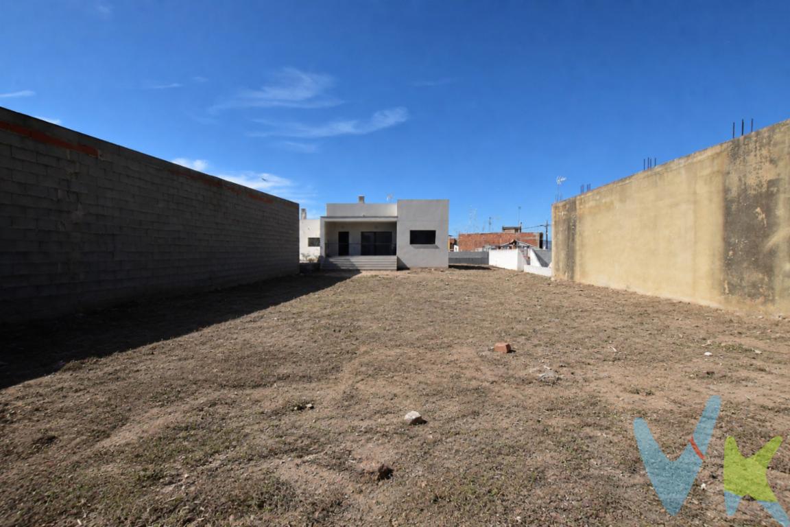 Te ofrecemos esta parcela del municipio de Riba-Roja del Túria, ideal para construir una casa unifamiliar entre medianeras o si eres constructor, para realizar una pequeña construcción en un momento perfecto de mucha demanda. Más de 270m2 para sacar el arquitecto que llevas dentro y hacerte la casa de tus sueños, incluso con espacio para una pequeña piscina para los meses de verano. La ubicación la convierten en una parcela estratégicamente situada por estar cerca de los servicios más importantes del municipio desde colegios, supermercados, zona centro... etc incluso de la nueva parada del metro con conexión con la ciudad de Valencia a unos 30 minutos en coche. Si es lo que estas buscando...no dudes en llamarnos. Te informaremos de todo, contamos con un departamento técnico y del informe de clasificación y calificación de la parcela urbanizada expedido por el Ayuntamiento. ¿Hablamos? Saca el arquitecto que llevas dentro.¿Quieres enterarte en primicia de nuestros inmuebles en alquiler y venta? En VIVEKU.ES los publicamos con unos días de antelación.Contamos con 30 años de experiencia acreditada y nuestro objetivo es garantizarle un servicio de compra humano, ético, de calidad, fácil y seguro. Nuestro equipo lo integran agentes con la titulación AIR (Agente Inmobiliario Registrado) y Agentes Certificadores de la categoría Premium en certificación de inmuebles y debidamente registrados en el Registro de Agentes de Intermediación de la CV (RAICV 0743). Consulte en nuestras reseñas de Google lo que opinan los clientes que ya han trabajado con nosotros.El precio del inmueble no incluye los honorarios de la agencia que ascienden al 3% del precio final del inmueble más el 21% de IVA, ni los gastos de notaría y registro de la propiedad (que están sujetos a aranceles y varían dependiendo del precio de escrituración), ni los impuestos (que en la Comunidad Valenciana varían dependiendo del precio del inmueble y de las características personales del comprador).  