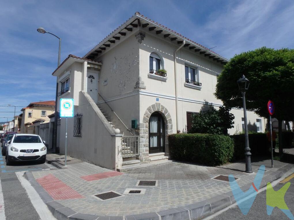 ¡Vive la comodidad de una planta baja con jardín a un paso del centro de Pamplona!**
Se vende magnífica vivienda en planta baja con jardín privado en el barrio de la Txantrea, una de las zonas más consolidadas y con más vida de Pamplona. Una oportunidad única para disfrutar de la tranquilidad y el espacio exterior que ofrece una casa con jardín, sin renunciar a la cercanía del centro de la ciudad.
Su jardín privado se convierte en una auténtica extensión de la vivienda, ideal para disfrutar durante todo el año: desayunos al aire libre, comidas y cenas con familiares y amigos, zona de juegos para niños, espacio para mascotas, huerto urbano, rincón de lectura o relax, e incluso un área para practicar actividades al aire libre o crear tu propio oasis verde.
La ubicación es otro de sus grandes atractivos. Situada en la Txantrea, permite llegar al centro de Pamplona en pocos minutos, ya sea caminando, en bicicleta o mediante transporte público, disfrutando además de todos los servicios necesarios en el día a día: comercios, colegios, centros de salud, instalaciones deportivas, zonas verdes y una amplia oferta cultural y de ocio.
Una vivienda pensada para quienes buscan calidad de vida, comodidad y el privilegio de disponer de un espacio exterior propio en un entorno urbano.
Tu nuevo hogar te espera: la comodidad de una planta baja, la libertad de un jardín y la ventaja de vivir junto al corazón de Pamplona.