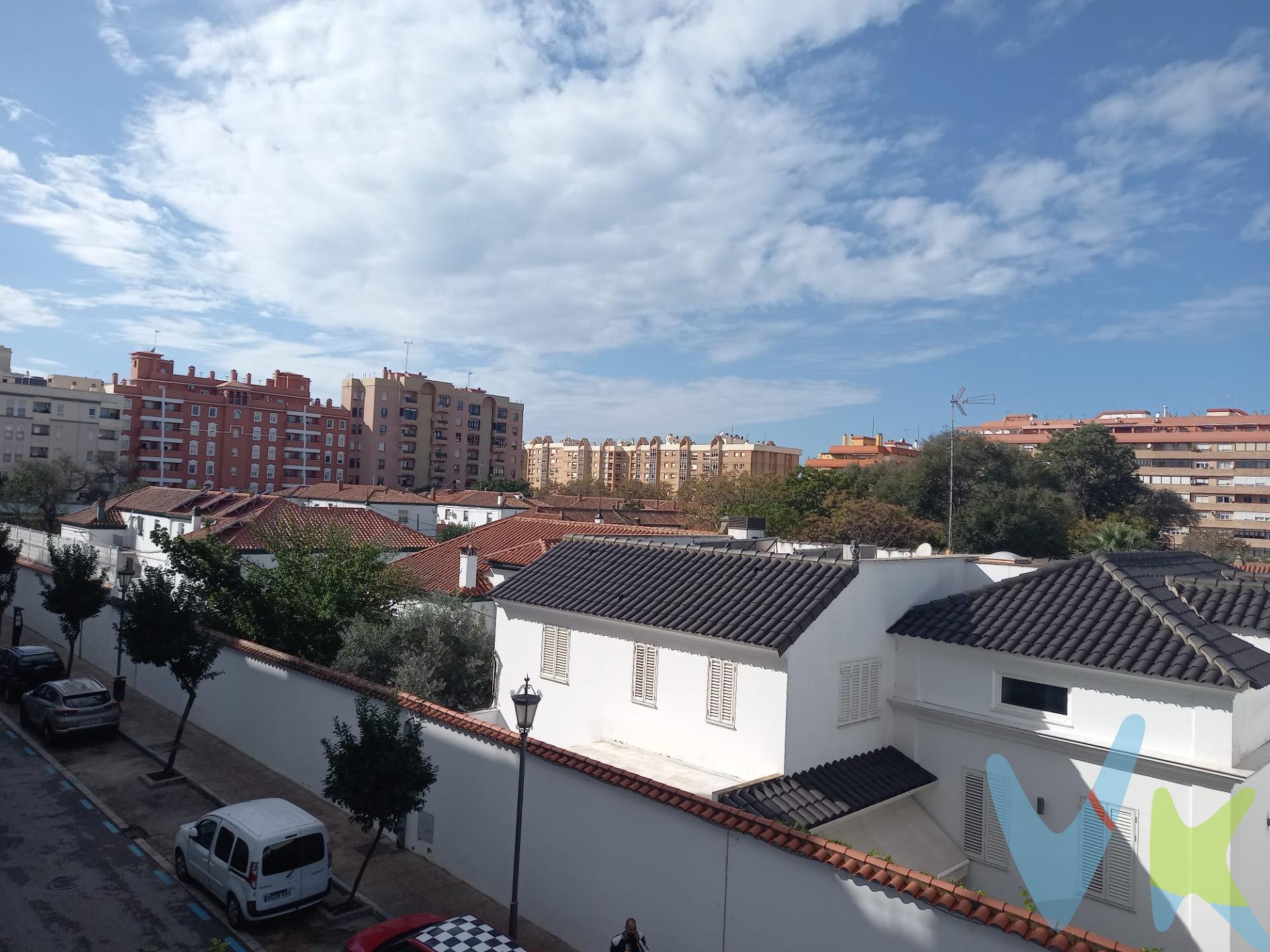 Le presentamos una vivienda en una de las zonas mas demandadas de San Fernando, descubre su potencial, una oportunidad única para personalizar tu hogar en el corazón de la ciudad. Situada en una zona céntrica con acceso a colegios, supermercados y transporte público, perfecta para la vida diaria, también nos ofrece una entrada al edificio con rampa de acceso y puerta automática, finca con ascensor y amplias zonas comunes. Cuenta con un acceso a aparcamientos reservados solo para propietarios en un patio interior que posee el edificio. Esta vivienda necesita una actualización, lo que te permite crear el hogar de tus sueños a tu gusto, su distribución te ofrece mucho espacio en zonas comunes, como es el salón, que tiene una amplia estancia con ventanal al fondo con vistas despejadas y orientación sureste. Su cocina con buenas dimensiones con lavadero independiente un espacio ideal  para todos los productos de limpieza y de lavado. Consta de tres habitaciones dos de ellas con vistas despejadas y muy luminosas, ambas con armarios empotrados y cuarto de baño completo también bastante amplio. No esperes mas para poder visitarlo y crear en ella el hogar que tanto tiempo lleva buscando. Disponemos del Documento Informativo Abreviado de la propiedad (D. I. A), según Decreto 218/2005, de 11 de octubre. La Agencia Inmobiliaria también dispone de Seguro de Caución, para la garantía y protección de las cantidades económicas entregadas como señal para la reserva de una vivienda. Así mismo, informamos que los gastos Notariales, Registrales, ITP, Honorarios de la Agencia y otros gastos inherentes a la compraventa no está incluidos en el precio. Por mandato expreso del propietario, comercializamos este inmueble en exclusiva compartida, lo que le garantiza el acceso a toda la información, a un servicio de calidad, un trato fácil, sencillo y sin interferencias de terceros. Por este motivo, se ruega no molestar al propietario, a los ocupantes de la propiedad o a los vecinos. Muchas gracias por su comprensión. . 