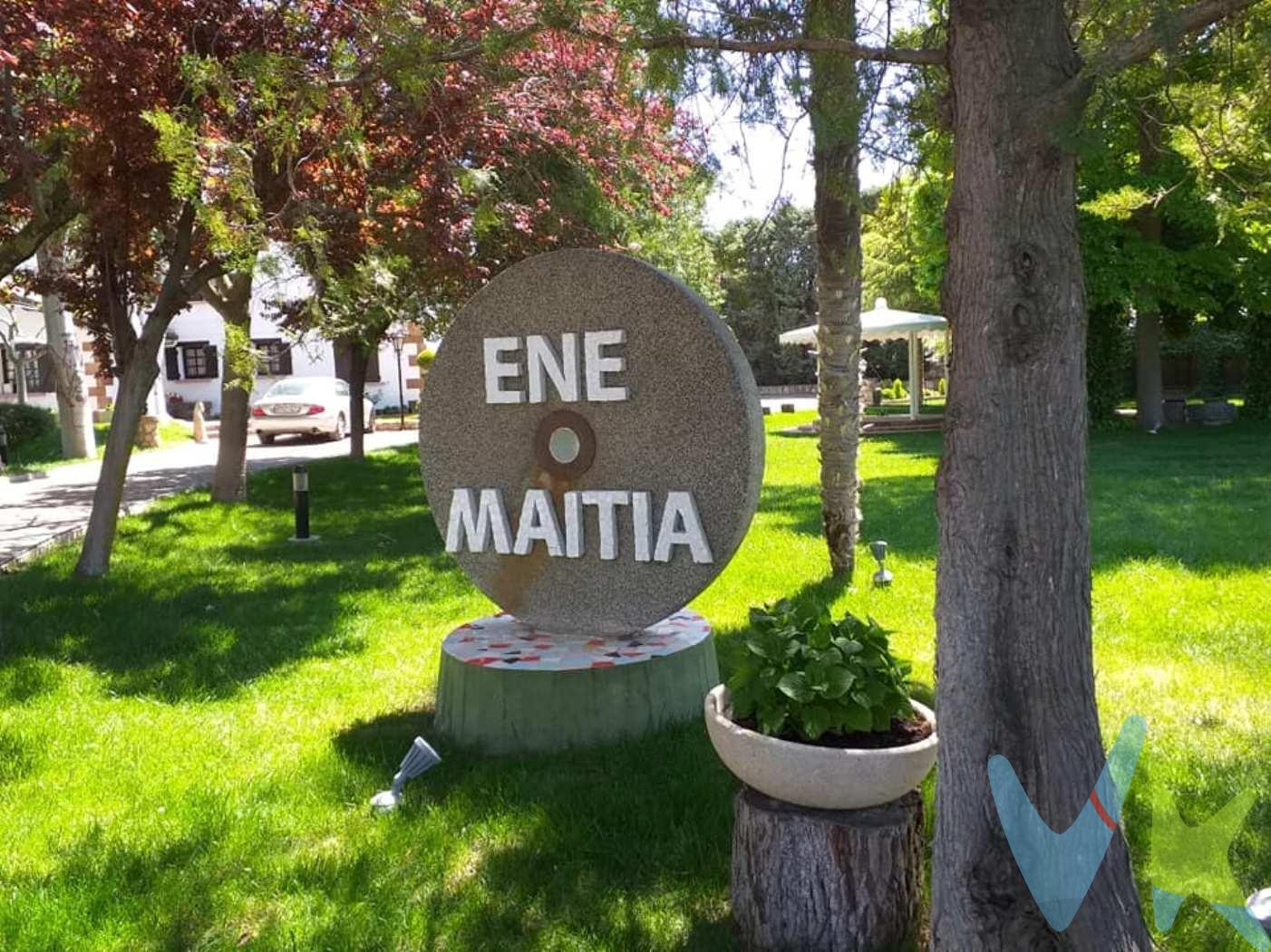 Un reto apasionante para las personas que se decidan a continuar con un proyecto tan atractivo. Seguir la estela de ENE Maitia,  creada por la empresa familiar hace más de 40 años: Lugar de encuentros, fiestas, eventos, bodas, comuniones.. en un entorno con frondosos jardines, árboles, túneles de hiedra, estanques.. El negocio y eventos sigue en ACTIVO por lo que sólo hay que coger el testigo y continuar en funcionamiento. ENE Maitia está enclavada en un punto estratégico equidistante unos 100 km de Pamplona, Zaragoza y Logroño. En el corazón de la ribera del río Ebro, a 3 km de Tudela, justo al lado de la población de Murchante y muy cerca de la salida 18 de la autopista AP-68 Vasco-Aragonesa. La finca rústica cuenta con 12.000 metros cuadrados aproximadamente en la que se ha asentado el centro de eventos con un jardín dividido en varios espacios: zona ceremonias con pérgola natural, kiosko para la banda musical, diversas zonas verdes, pista de baile, piscina.. así como una casa rural recalificada como apartamentos turísticos (con licencia activa) con 5 habitaciones, 5 cuartos de baño, salón comedor, cocina, sótano y porche. También dispone de una casita aparte construida como una suite con salón, habitación, baño y dos porches contiguos abiertos al jardín. Y aún hay más, mucho más.. por eso mejor concertar cita en la oficina para más información. Información: Las superficies expresadas en esta página tienen carácter descriptivo y son aproximadas. Datos meramente informativos, sin valor contractual. Mobiliario en inventario. El PVP indicado no incluye impuestos (ITP, IVA o AJD en su caso) ni otros gastos de transmisión (registro de la propiedad, Notaría, Gestoría de posible financiación..). 