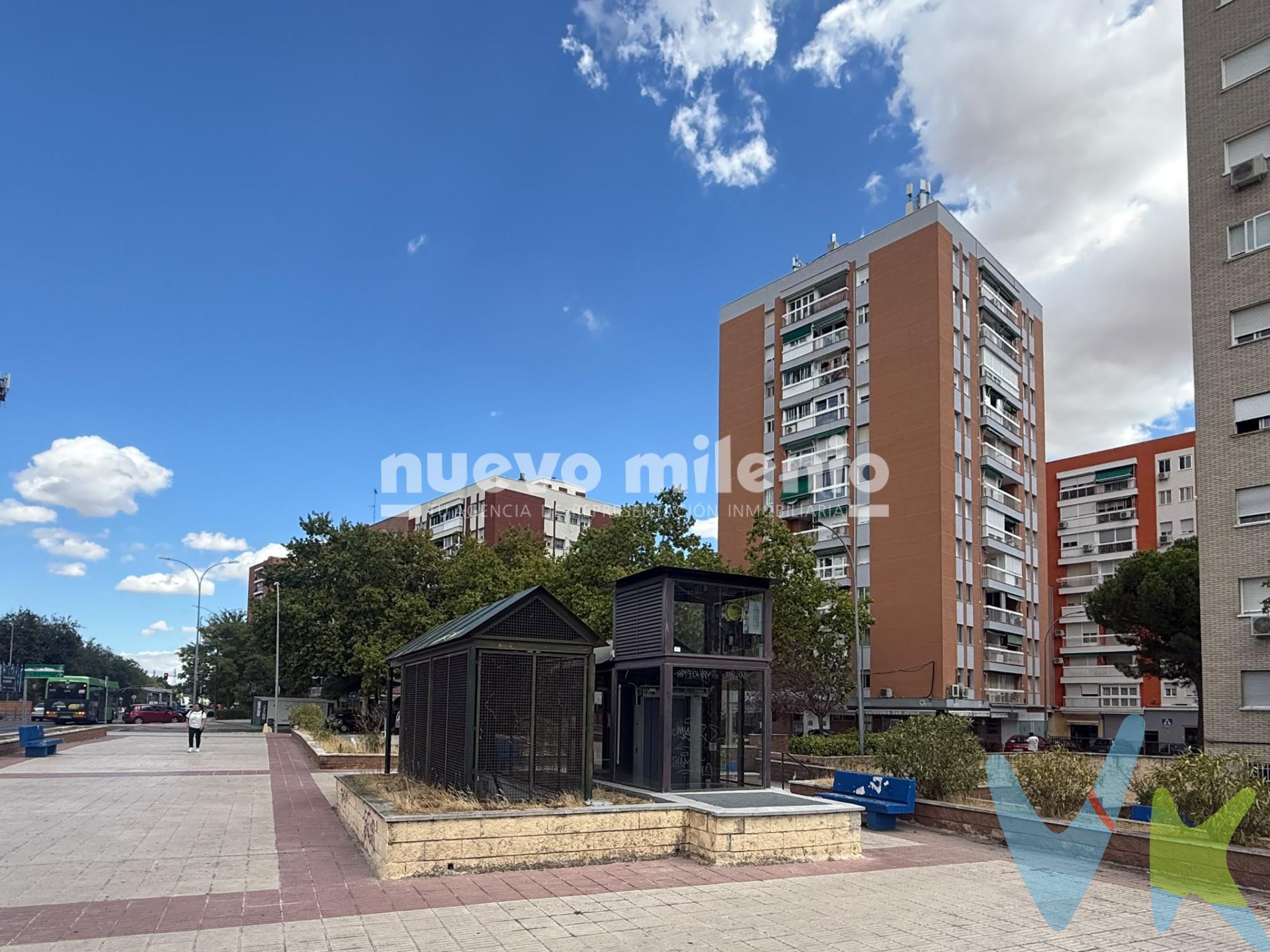 No dejes pasar la oportunidad de adquirir esta vivienda de 80 m² en una de las zonas mejor comunicadas de Alcorcón. 

Frente a la estación de Renfe SAN JOSÉ DE VALDERAS (Cercanías C5), permite una rápida y cómoda conexión con Madrid y con el resto del municipio gracias a las diversas paradas de autobús que hay en los alrededores. En una zona de fácil aparcamiento y con un entorno rodeado de zonas verdes, con todos los servicios al alcance de la mano: supermercados, comercios, colegios, centros de salud, instalaciones deportivas y una amplia oferta de ocio y restauración.

La vivienda cuenta con 3 dormitorios, salón de paso con una pequeña terracita acristalada, 1 baño completo con ventana y una cocina muy luminosa con espacio para comer. Además, cuenta con aire acondicionado en el salón. 

El edificio dispone de 2 ascensores y se encuentra en una finca tranquila y bien cuidada. Se trata de una vivienda ideal tanto para quienes buscan su residencia habitual, disfrutando de comodidad y una ubicación estratégica, como para inversores, gracias a la elevada demanda de alquiler existente en la zona y su excelente rentabilidad.

¡No dejes pasar esta magnífica oportunidad!. Contacta con nosotros y estaremos encantados de concertar una visita sin compromiso.

Las condiciones de la venta establecen que el comprador deberá abonar un importe adicional fijo del 2%, más 21% de IVA, sobre el precio publicitado.