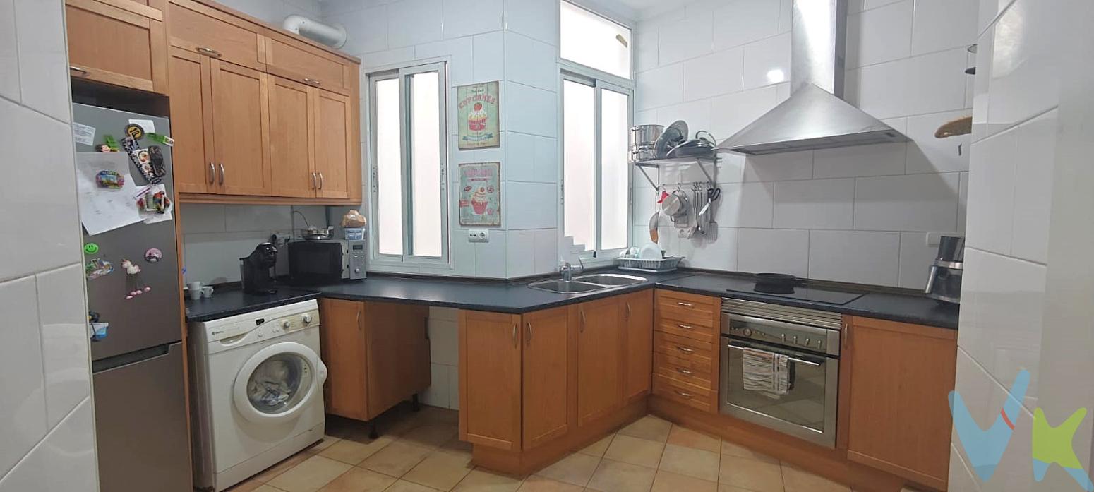  ¡PRIMER GRUPO VIVENDIA le da labienvenida a su futura vivienda en el encantador barrio de Extramurs - Arrancapins, en el corazón de Valencia! Este precioso piso, disponible para la venta, es una verdadera joya que ofrece una combinación perfecta de comodidad, estilo y ubicación extraordinaria.Ubicado en la segunda planta de un edificio con historia, construido en 1940, este inmueble conserva el encanto de las construcciones de su época junto con las modernidades necesarias para la vida actual. Disfruta de sus 99 metros cuadrados construidos, de los cuales 90 metros cuadrados son útiles, diseñados con una distribución optimizada para garantizar el máximo aprovechamiento del espacio.Las tres amplias habitaciones ofrecen un refugio acogedor tras un día ajetreado. Gracias a sus ventanales, todos los espacios gozan de una luz natural excelente durante todo el día, creando un ambiente cálido y acogedor. El salón, con acceso directo a un balcón privado, se convierte en un rincón perfecto para disfrutar de momentos de tranquilidad o para compartir con amigos y familiares. Desde allí, podrá contemplar el encanto del barrio mientras toma una taza de café o un refresco.La cocina, equipada para cumplir todas sus necesidades culinarias, es funcional y amplia, permitiendo moverse en ella con facilidad. En este piso, cada rincón ha sido pensado para ofrecer confort y practicidad. El baño, de diseño moderno, completa la distribución de este hogar.Uno de los puntos más destacables de esta propiedad es su privilegiada ubicación. Situada en el barrio de Extramurs - Arrancapins, cuenta con una inmejorable conexión de transporte público. A escasos metros, usted encontrará paradas de autobús y estaciones de metro que le conectarán con el resto de la ciudad de manera rápida y eficiente, facilitando sus desplazamientos diarios.Además, la zona ofrece una gran variedad de servicios y comodidades que harán su vida más fácil. Desde tiendas locales y supermercados, hasta restaurantes y cafeterías donde podrá disfrutar de la vibrante vida valenciana. Su cercanía con parques y áreas verdes es ideal para quienes gustan de la actividad al aire libre y paseos tranquilos.No podemos olvidar mencionar que este edificio está dotado de ascensor, una característica imprescindible que asegura comodidad y accesibilidad para todas las edades. Ya sea que usted imagine este piso como su hogar permanente o como una inversión inmobiliaria, es una opción que no debería dejar pasar.Le invitamos a conocer de cerca esta estupenda propiedad y descubrir por usted mismo todos los detalles que la hacen única. Esperamos poder guiarle en cada paso del proceso para que encuentre en este piso el hogar que siempre ha deseado. No deje pasar esta oportunidad de vivir en uno de los barrios más encantadores de Valencia. Contáctenos hoy mismo para organizar una visita y dar el primer paso hacia la vivienda de sus sueños.El precio no incluye gastos de notaría, gestoría y registro de la propiedad, que se concretarán según su arancel profesional; los impuestos aplicables, a determinar según su normativa específica; los gastos de financiación, en su caso; ni los gastos de agencia inmobiliaria en las condiciones que se pacten con ésta.La venta de esta propiedad se gestiona mediante contrato de MULTIEXCLUSIVA, donde más de 400 agencias colaboradoras tienen la ventaja de poder ofrecer a sus potenciales arrendatarios esta vivienda, lo que le garantiza un servicio de calidad, un trato fácil, sencillo y sin interferencias de terceros. Por este motivo, se ruega no molestar al propietario, a los ocupantes de la propiedad, a los vecinos o conserjes del edificio o urbanización si los hubiera. Si Usted es agencia inmobiliaria y tiene un cliente para este inmueble, llámenos, estaremos encantados de colaborar en ésta y otras operaciones   