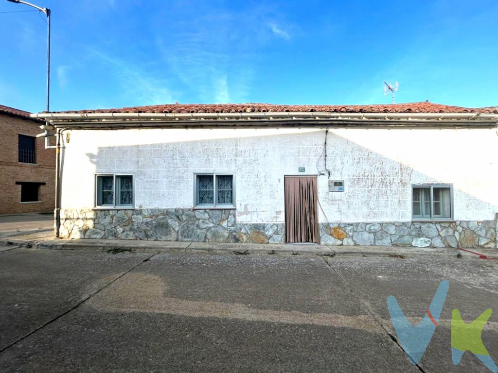 Si buscas una vivienda en un entorno tranquilo, con espacio exterior y posibilidades de adaptar a tu gusto, esta casa en Melgar de Arriba puede interesarte. Características principales:? Planta baja habitable con una distribución cómoda y práctica:3 habitacionesSalón-comedorCocina independiente (a amueblar)Baño completo con bañeraSalita central con estufa de leña? Planta superior diáfana, ideal como desván, trastero o incluso como zona adicional para colocar camas o crear un espacio multiusos. ? Ventanas dobles en la mayoría de la casa: exteriores de aluminio y carpintería interior de madera, salvo en baño, cocina , salita y una habitación, donde son solo de madera o aluminio. ? Suelos de gres, tejado en buen estado de conservación. ? Dos accesos desde la calle, ya que la casa hace esquina: entrada principal y otra puerta en la fachada lateral. ? Desde la vivienda se accede a un patio trasero con un almacén anexo. Melgar de Arriba es una pequeña localidad con encanto, a tan solo 10 minutos de Sahagún, donde encontrarás  todos los servicios Precio: 44.900?EUR ? ¡Contacta con nosotros en el teléfono! Gastos e impuestos no incluidos en el precio. A título orientativo, en segundas transmisiones, el comprador abonará el Impuesto sobre Transmisiones Patrimoniales (ITP). Para consultar los porcentajes del ITP puede hacerlo a través de la web oficial de servicios tributarios . La base imponible será el mayor valor entre precio de compraventa, tasación o valor de referencia catastral. Gastos de notaría y registro aranceles variables según precio, número de copias y complejidad.El comprador escoge libremente notario. El vendedor asume, por ley, los gastos que le correspondan, salvo pacto en contrario. Si se precisa hipoteca: Tasación, condiciones y costes bancarios según entidad elegida por el comprador; así como los gastos de gestoría y cualesquiera otros inherentes a la formalización de la compraventa. De acuerdo con la ley, no se incluyen en el precio otros gastos o tributos que legalmente correspondan al comprador. Honorarios de intermediación inmobiliaria a cargo del vendedor y honorarios de mediación inmobiliaria a cargo del comprador no incluidos.El consumidor tiene derecho, conforme a la normativa vigente, a disponer de información y documentación adicional relativa al inmueble y condiciones de la compraventa. La agencia actúa exclusivamente como intermediaria en la operación. Cualquier compraventa y sus condiciones quedan sujetas en todo caso a la aceptación expresa del vendedor del inmueble y a la posterior formalización del correspondiente contrato. El presente anuncio tiene carácter meramente informativo; la información suministrada se corresponde con la disponible a la fecha de publicación, pudiendo variar en función de las circunstancias o actualizaciones legales, contractuales y fiscales.