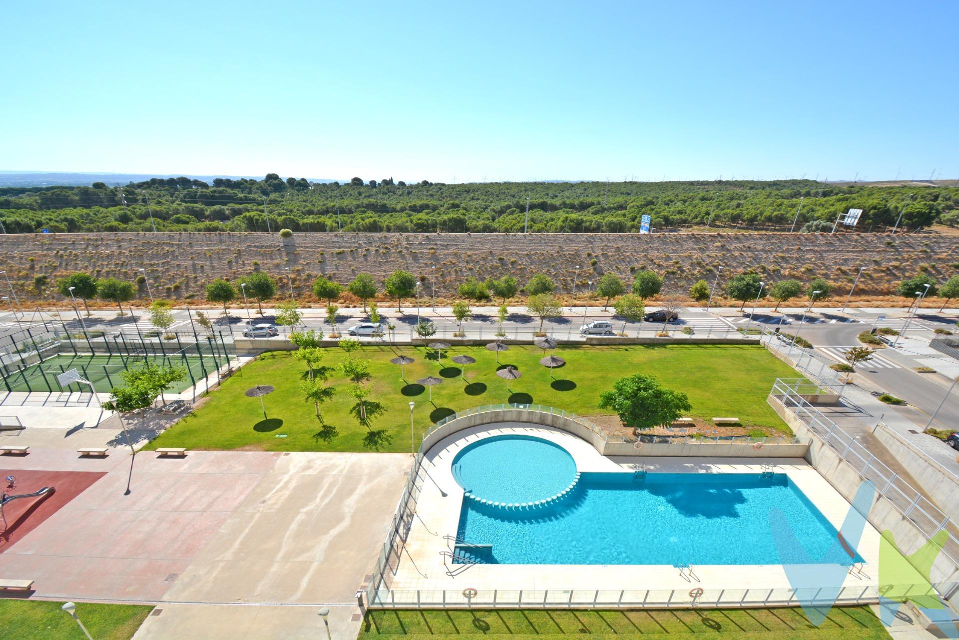 PISO VPO EN VENTA DE 4 DORMITORIOS CON PISCINA, DOS GARAJES Y TRASTERO EN PARQUE VENECIA.  🌟 Espectacular piso de 4 dormitorios, con TERRAZA, PISCINA ,  DOS GARAJES Y TRASTERO EN UNA DE ELLAS. . ¿Buscas espacio, comodidad y una ubicación excelente? Este piso exterior de 93 m² útiles en Parque Venecia lo tiene absolutamente todo. Listo para entrar a vivir y disfrutar de una calidad de vida excepcional. ✨ Lo mejor de la vivienda:. Espacio para todos: 4 amplios dormitorios (el principal tipo suite con su propio baño privado). - Zona de día: Bonito salón con salida directa a una fantástica terraza, con excelentes vistas, ideal para relajarte. - Cocina independiente y de buen tamaño, con acceso a una práctica galería con zona para tender y para almacenaje. - 2 Baños completos. ¡Olvídate de buscar aparcamiento! El precio incluye 2 PLAZAS DE GARAJE y un cuarto TRASTERO. - Climatización: Preinstalación por conductos en toda la casa y calefacción central individualizada. - Suelos de parquet que aportan calidez, puertas de haya y ventanas de aluminio con rotura de puente térmico triple (máximo aislamiento térmico y acústico). - Finca moderna (año 2012) con ascensor a cota cero (sin barreras arquitectónicas). 🏊‍♂️ Urbanización y ubicación:. Disfruta de unas zonas comunes envidiables con piscinas comunitarias, pista de padel, zona infantil y áreas ajardinadas, perfectas para los meses de verano. Todo esto con unos gastos de comunidad muy REDUCIDOS..81 €/MES. Ubicado en una de las mejores zonas de la ciudad y con mayor proyección, tranquila, con todos los servicios a un paso (colegios, parques, comercios) y al lado del Centro Comercial Puerto Venecia. 📞 ¿Quieres verlo en persona? ¡Te va a encantar! Llámanos ahora y agenda tu visita sin compromiso. ¿Necesitas financiación? Contamos con los mejores profesionales para ayudarte a conseguir las condiciones que mejor se adapten a ti. BUSCAMOS SOLUCIONES🏡,. ENCONTRAMOS HOGARES💙. *IMPORTANTE: Gastos e impuestos no incluidos. A título orientativo, en segundas transmisiones, el comprador abonará: Impuesto sobre Transmisiones Patrimoniales (ITP), tipo general en Aragón al 8% (). Base de cálculo: mayor valor entre precio de compraventa o valor de referencia catastral. Gastos de Notaría y Registro: Aranceles variables según precio, número de copias y complejidad; cálculo según tarifas normativas. Si se precisa hipoteca: Tasación, condiciones y costes bancarios según entidad elegida por el comprador; así como gastos de gestoría y cualesquiera otros inherentes a la compraventa. No se incluyen otros gastos o tributos que puedan por Ley corresponder al comprador. Operación sujeta a doble mediación. Existen honorarios a cargo del comprador, salvo pacto en contrario, no incluidos en PVP. El consumidor conforme a la normativa vigente podrá solicitar información y documentación adicional relativa al inmueble, sus características, condiciones de la operación y del servicio de mediación en la oficina y/o a través de nuestro teléfono de contacto o mail. La agencia actúa exclusivamente como intermediaria en la compraventa, cuyas condiciones, en todo caso, estarán sujetas a la aceptación expresa del vendedor del inmueble y posterior formalización del contrato. La información suministrada se corresponde con la disponible a la fecha de publicación, pudiendo variar en función de las circunstancias o actualizaciones legales, contractuales y fiscales.  
