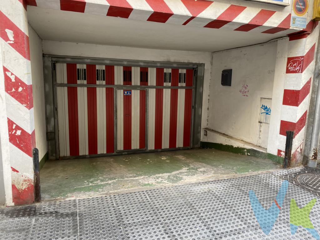 Ponemos en venta un amplio garaje bien situado, a un minuto andando de la Avenida de España y del Palacio de Justicia.Sus 28m² útiles, nos permiten utilizarlo tanto de garaje como de trastero.La puerta de entrada tiene un ancho de 3,30m, y una altura de 1,93m.Es ideal para vehículos utilitarios o berlinas.Llámenos y se lo enseñaremos. No se arrepentirá!!!