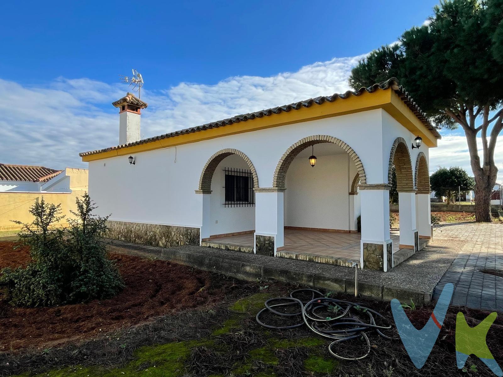 Chalet en Chiclana situado en la zona del Pago Melilla, a tan solo 2,5 Km de la playa La Barrosa, su ubicación es muy buena ya que se encuentra cerca del centro comercial Novo Center donde podrás disfrutar de una variada oferta gastronómica con restaurantes y cafeterías además de servicios como supermercados y farmacia. Con sus 100 m2 construidos  esta propiedad segregada, cuenta con un amplio porche delantero ideal para relajarse al aire libre. En su interior un luminoso salón comedor con chimenea perfecta para los días más frescos,  3 acogedores dormitorios que brindan comodidad a toda la familia, así como 1 baño y cocina independiente. En el exterior nos encontramos con un trastero de 20 m2 perfecto para almacenamiento adicional o herramientas de jardinería, además de una zona pavimentada con hormigón impreso destinada a aparcamiento. Parcela de 1.200 m2. Los gastos de notaría, registro, impuestos, honorarios de la agencia y otros gastos inherentes a la compraventa no están incluidos en el precio. A su vez, disponemos del Documento Informativo Abreviado de la vivienda, según decreto 218/2005 de 11 de Octubre. 
