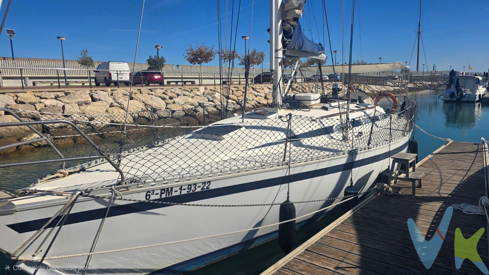 Oportunidad única de adquirir un elegante velero de dos camarotes, ideal para disfrutar del mar y vivir experiencias inolvidables. Este magnífico barco se encuentra completamente equipado, listo para zarpar hacia nuevas aventuras. El espacio ofrece comodidad y funcionalidad tanto en la navegación como durante las estancias a bordo. Además, el atraque está disponible por solo 350€ al mes, lo que facilita su acceso regular sin complicaciones adicionales. La propiedad también incluye la traspaso de actividad ocupacional mediante alquileres temporales; esta inversión genera una rentabilidad anual superior a los 6.000€, proporcionando no solo placer personal sino también beneficios económicos atractivos en un entorno privilegiado como es el puerto deportivo 'Puerto América'. No pierdas la oportunidad de ser parte del mundo náutico mientras aprovechas una fuente constante de ingresos. GASTOS:. EL PAGO DEL CAMBIO DE NOMBRE EN CAPITANIA