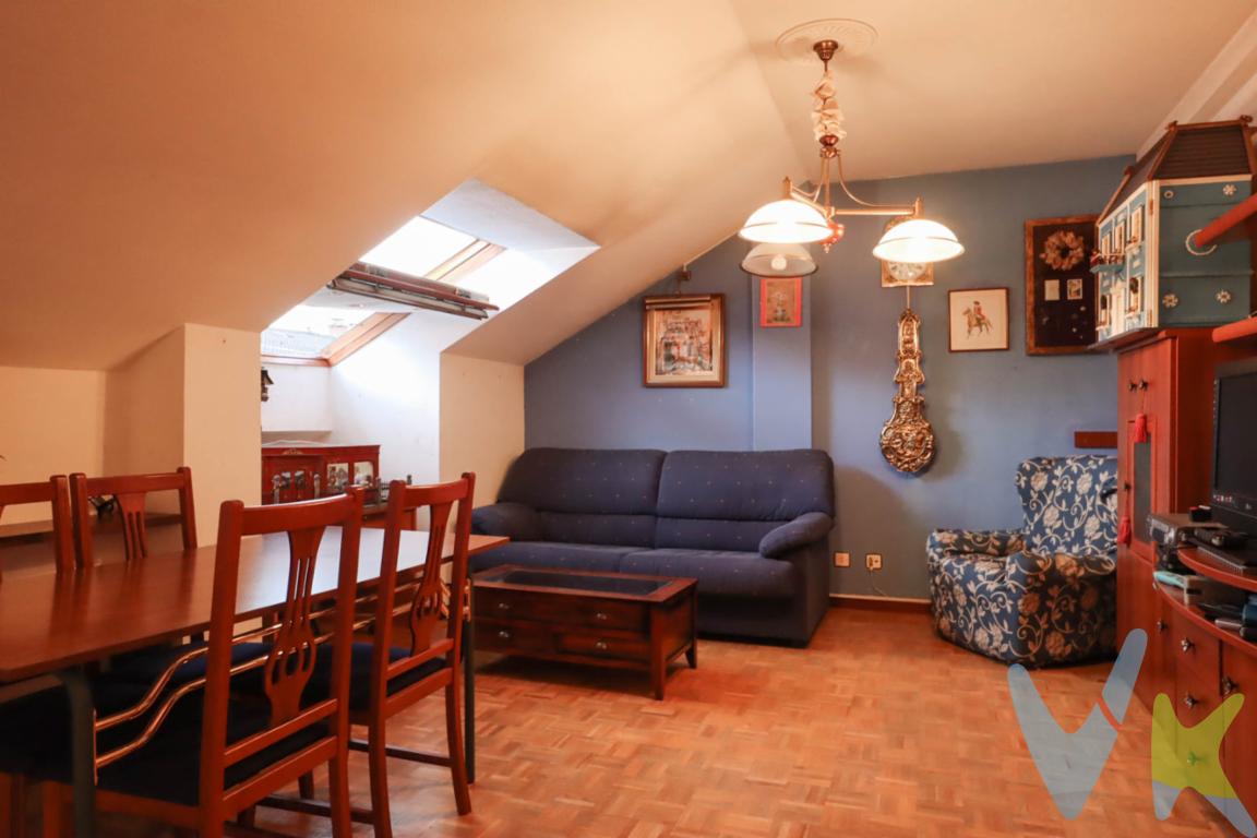 Un hogar con alma en Colloto: luz, calma y 98.000 EUR bien invertidosHay viviendas que no solo se compran por metros, sino por sensación de hogar. Este apartamento bajo cubierta en Colloto es una de ellas.Un espacio acogedor, independiente y muy bien distribuido, ideal tanto como primera vivienda, pareja, o inversión rentable en una de las zonas con mayor proyección del área de Oviedo.Situado en una finca tranquila, con pocos vecinos y excelente convivencia, este apartamento ofrece:Dormitorio independiente, cómodo y bien definidoSalón acogedor, con encanto de bajo cubiertaCocina funcionalBaño completoHall de entrada, que aporta privacidad y ordenDos armarios empotrados, un valor añadido poco habitualSe vende totalmente amueblado: compras hoy, disfrutas desde el primer díaCada metro está bien aprovechado, sin pasillos innecesarios, con una sensación de hogar cálido y tranquilo.Colloto: vivir bien, invertir mejor. Debes saber que Colloto es hoy una de las zonas más buscadas por quienes quieren:Tranquilidad residencialServicios, comercio y vida de barrioExcelente conexión con Oviedo y alrededoresPrecios aún razonables frente a la capitalUna población consolidada, cómoda y con alta demanda, donde las viviendas bien ubicadas y bien de precio no dura.En un mercado donde la oferta es limitada y los precios no dejan de ajustarse al alza, encontrar un apartamento:AmuebladoCon dormitorio independienteEn buena zonaY por debajo de 100.000 EURes, sencillamente, una oportunidad real.Ideal para:Primera viviendaParejasPersonas que buscan independenciaInversores que valoran liquidez y demanda constanteSi buscas algo distinto a lo de siempre, este no es otro anuncio más. Es una vivienda con carácter, en una zona que funciona y a un precio que tiene sentido.Contacta para visitarla. Porque oportunidades así no se explican: se ven.En el precio no se incluyen: Impuesto de transmisiones patrimoniales, gastos de notaría y registro. Los honorarios de la agencia inmobiliaria son asumidos integramente por la parte vendedora, no suponiendo coste alguno para el comprador. 