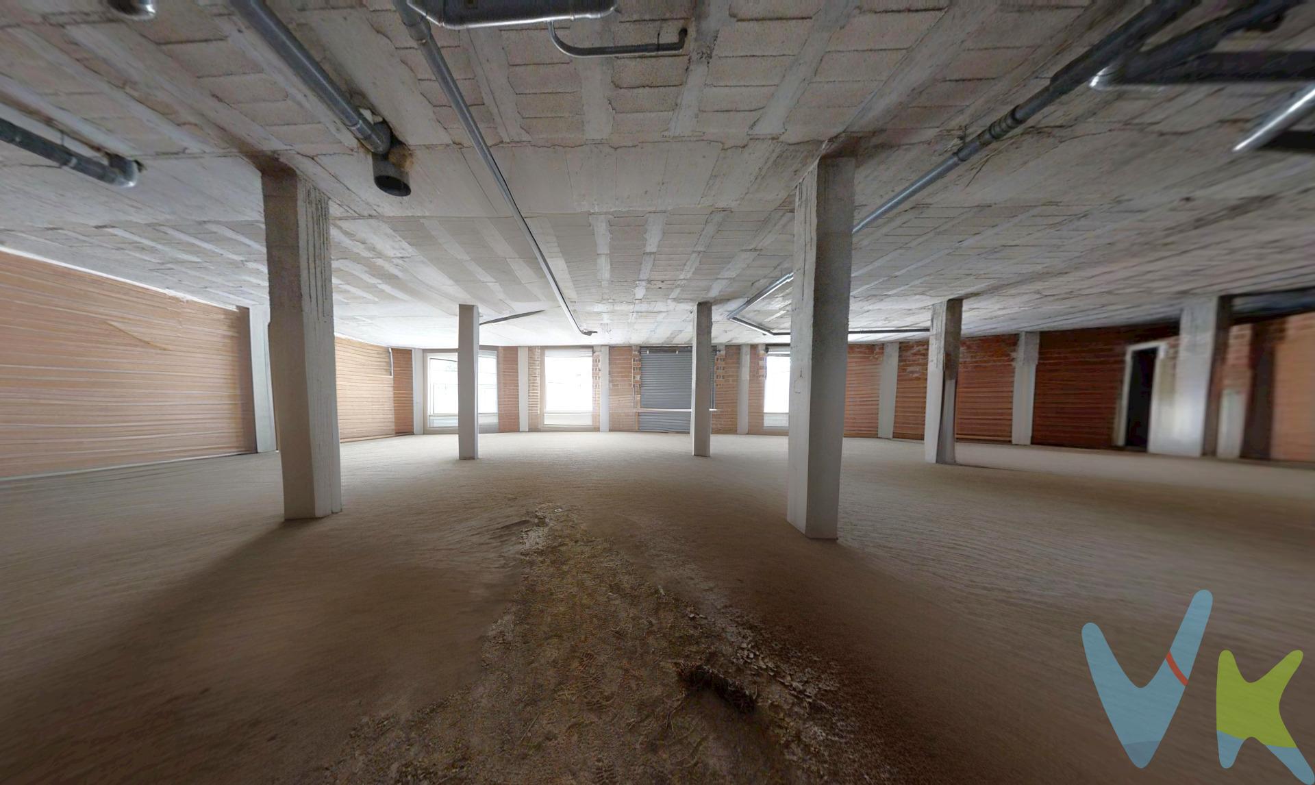 ¡Descubre este espectacular local comercial de 850 m² construidos en L'Alcudia, Valencia! . Con una ubicación privilegiada a pie de calle, este espacio ofrece una planta principal diáfana de 425 m², ideal para adaptarse a las necesidades de cualquier negocio. . La flexibilidad del diseño permite crear cualquier ambiente personalizado que se ajuste perfectamente a tu visión emprendedora. Además, cuenta con acceso a un solar contiguo de 400 m², lo que amplía aún más las posibilidades de uso. . La fachada principal, con 4 metros lineales y 2 persianas que dan a la Avenida de Guadasuar, garantiza una excelente visibilidad y afluencia de clientes. . Local construido en el Año 2011 y ubicado cerca de servicios esenciales como supermercados, restaurantes y centros comerciales, este local se convierte en una opción estratégica para atraer a una gran cantidad de potenciales clientes. . No dejes pasar esta oportunidad de establecer tu negocio en un lugar con tanto potencial. . ¡Ven a verlo y empieza a imaginar el futuro de tu emprendimiento!. Si estás interesado en obtener más información sobre esta increíble propiedad, no dudes en ponerte en contacto con nosotros. La venta de ésta propiedad se gestiona mediante contrato de EXCLUSIVA COMPARTIDA, donde más de 150 agencias colaboradoras tienen la ventaja de poder ofrecer a sus potenciales compradores este inmueble, lo que le garantiza un servicio de calidad, un trato fácil, sencillo y sin interferencias de terceros. Por este motivo, se ruega no molestar al propietario, a los ocupantes de la propiedad, a los vecinos o conserjes del edificio o urbanización si los hubiera. Si Usted es agencia inmobiliaria y tiene un cliente para éste inmueble, llámenos, estaremos encantados de colaborar en ésta y otras operaciones. No están incluidos los gastos de compra, honorarios de agencia e impuestos. 