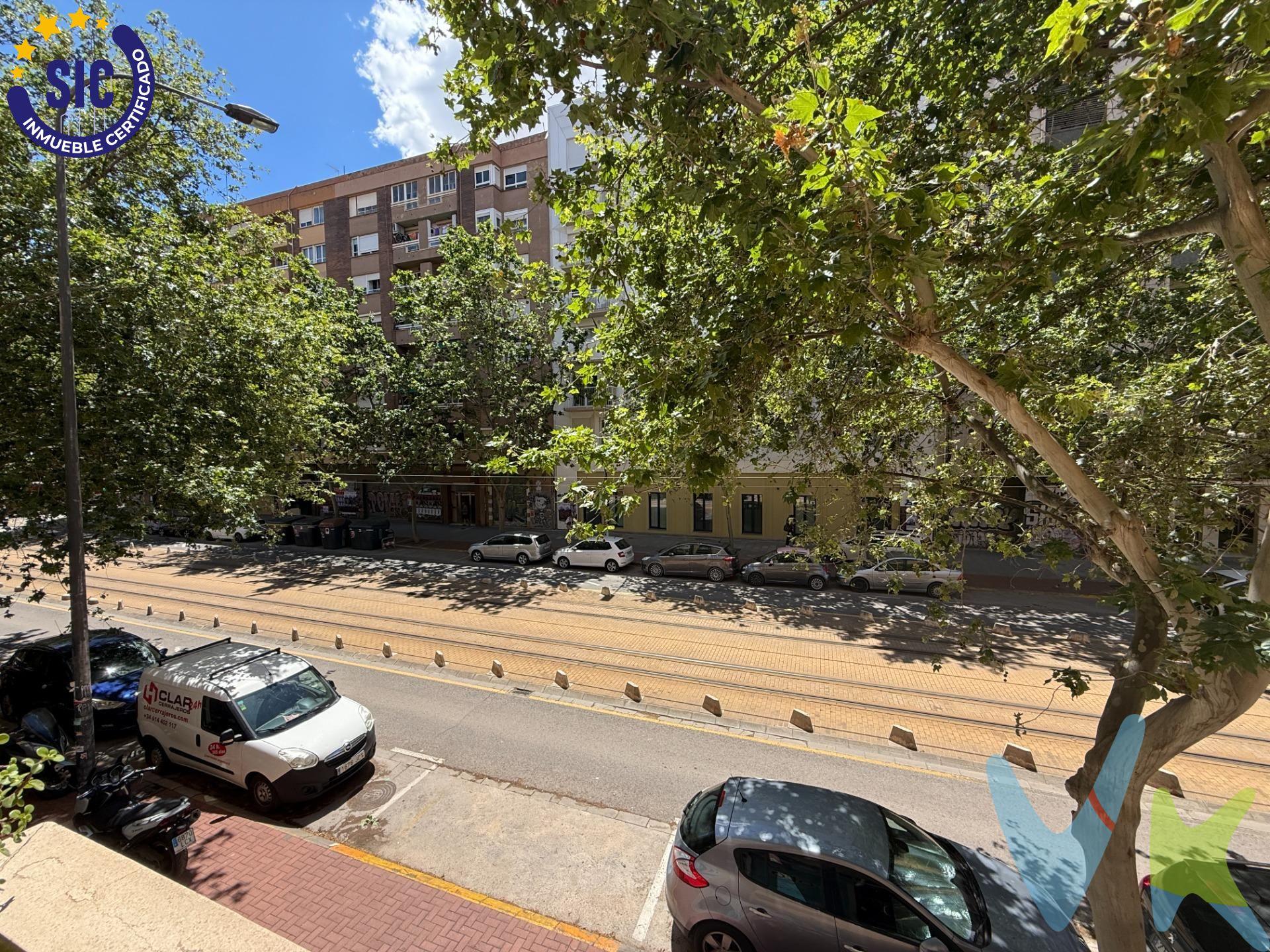 Esta es de esas casas donde te imaginas viviendo desde el primer minuto. Este dúplex en la calle Dr. Vicente Zaragozá es de esas que cuesta encontrar en Benimaclet… y todavía más comprar. Porque en esta zona, cuando alguien encuentra su sitio, se queda. Abajo, un salón comedor súper agradable con balcón exterior para desayunos al sol, cenas improvisadas o simplemente abrir la puerta y que entre la vida del barrio. Cocina independiente con galería y un aseo para el día a día. Arriba, la zona tranquila de la casa: 3 dormitorios y un baño completo. Uno de los dormitorios tiene también su propio balcón exterior. . Es totalmente exterior, sin patios interiores, con ventilación cruzada sur y norte y una luz natural que cambia la casa por completo. Mucha claridad, mucha tranquilidad y esa sensación de espacio que hoy cuesta tanto encontrar. Además, la vivienda tiene reformas y está lista para entrar a vivir. Sin dramas. Sin obras. Sin esperar meses para empezar tu nueva etapa. Y si conoces Benimaclet, ya sabes lo que significa vivir aquí: bajar a por café, moverte en bici, tener vida de barrio de verdad, terrazas, ambiente joven y todo a mano. Pero en una de las calles más buscadas y donde casi nunca salen viviendas a la venta. Ideal para quienes buscan algo más que metros cuadrados. Un lugar donde empezar una vida juntos. ***. Agencia Registrada con el Nº 5343 en el Registro Obligatorio de Agentes Inmobiliarios de la Comunitat Valenciana, según el DECRETO 98/2022, de 29 de julio, del Consell, por el que se regula el Registro de Agentes de Intermediación Inmobiliaria de la Comunitat Valenciana. La documentación del inmueble ha sido revisada y estimamos que reúne todos los requisitos necesarios para ser comercializado. El precio ofertado no incluye los honorarios de la agencia a cargo del comprador, que ascienden al 4% del precio final del inmueble. El precio ofertado tampoco incluye ni los gastos de notaría y de registro de la propiedad (que están sujetos a aranceles y varían dependiendo del precio de venta), ni los impuestos (que en la Comunidad Valenciana varían dependiendo del precio del inmueble y de las características personales del comprador). Las medidas aquí expuestas han sido obtenidas del Catastro. El anuncio no es vinculante, puede contener errores. ¿Tienes alguna duda? Consúltanos. ***. Los vendedores han confiado en este equipo para gestionar la venta del inmueble de forma exclusiva. Como no puede ser de otra forma, garantizamos un servicio de calidad, actuando en todo momento de forma transparente, ética y profesional. Así pues, se ruega la no interferencia de terceros y, sobre todo, no molestar a los propietarios, a los ocupantes del inmueble o a los vecinos. Muchas gracias por tu comprensión. 