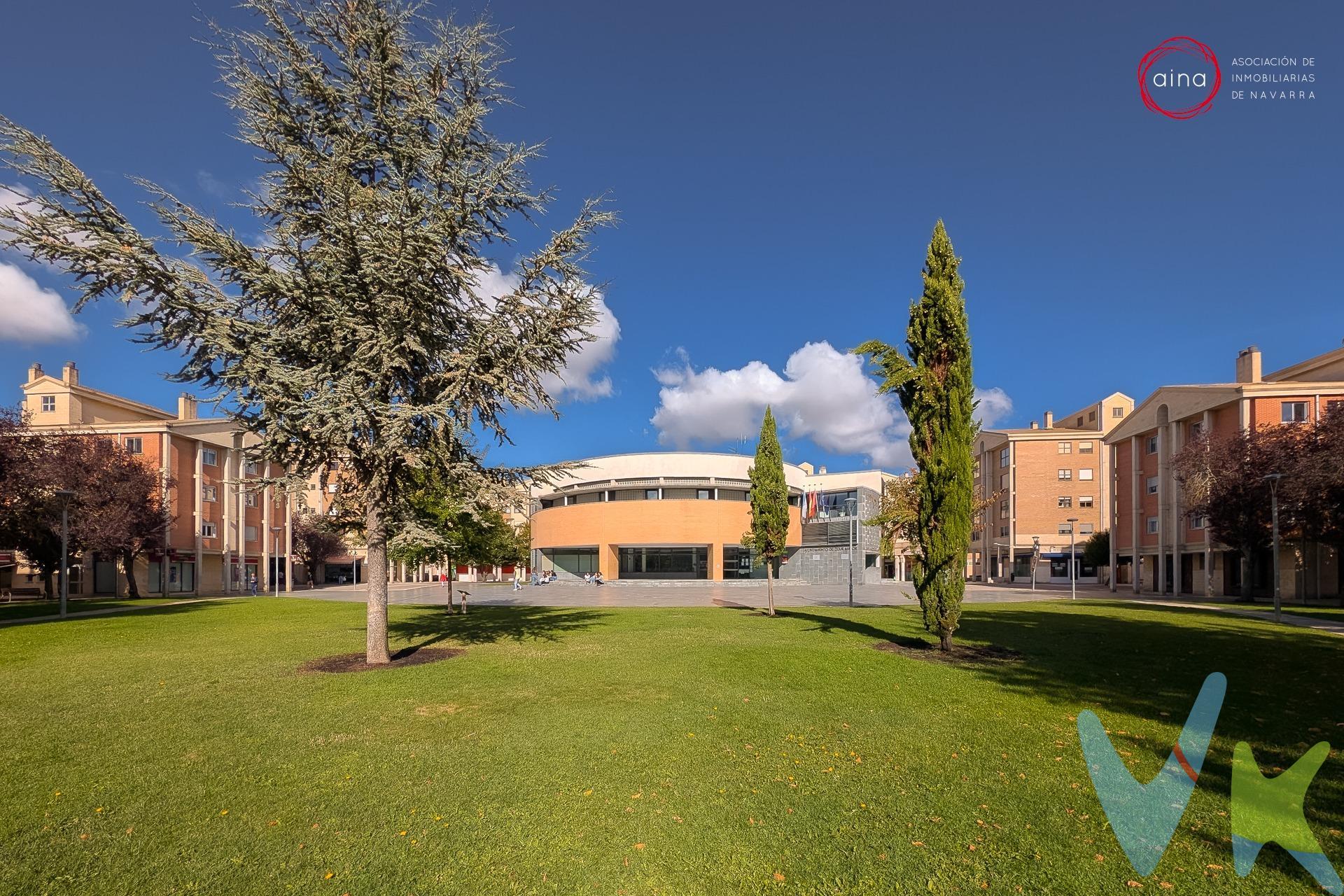 ¡VENTA! Se vende magnífica vivienda en muy buen estado en Zizur Mayor, en una de las zonas más demandadas de la urbanización, junto al Ayuntamiento y rodeada de todos los servicios necesarios para el día a día: supermercados, farmacia, tiendas, frutería, carnicería y mucho más, todo a un paso de casa. El piso cuenta con 98 m² útiles (104 m² construidos) y una distribución muy cómoda y luminosa gracias a su ubicación en esquina, en un bonito chaflán. Dispone de un amplio salón de casi 19 m² y un comedor independiente de 12,80 m², ideales para disfrutar en familia o con amigos. La cocina, de 5,90 m², incorpora una práctica despensa de 2,90 m² que aporta un gran desahogo al hogar. La zona de noche ofrece tres habitaciones bien proporcionadas (11,80 m², 10,25 m² y 10,20 m²), entre las que destaca el dormitorio principal con baño en suite equipado con plato de ducha. El piso cuenta además con un segundo baño completo con bañera, pensado para dar servicio al resto de estancias. Entre sus comodidades se incluyen la plaza de garaje, el portal con ascensor y la calefacción y agua caliente individual mediante caldera, que garantizan confort y eficiencia en el día a día. Se trata de una vivienda moderna, exclusiva y lista para entrar a vivir, perfecta para quienes buscan espacio, comodidad y la mejor ubicación dentro de Zizur Mayor. No dejes escapar esta oportunidad y ven a conocer tu próximo hogar. ¡Llámanos y agenda tu visita!. Los datos son meramente informativos y carecen de valor contractual. El precio indicado no incluye impuestos ni gastos de transmisión (ITP, notaría, registro, etc.).