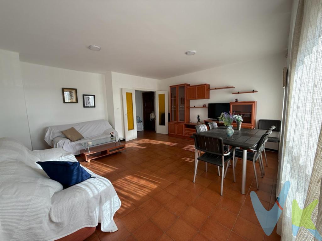  ¡Descubra su futuro hogar en la encantadora localidad de Burriana! Presentamos un extraordinario piso, SEMI REFORMADO, en venta situado en la privilegiada zona Playa., a 50 metros de ella.Este espacioso inmueble brinda una inigualable y cómoda vida en la costa, perfecto para aquellos que valoran la proximidad al mar y la facilidad de acceso a las comodidades urbanas. Este piso, construido en 1979 se extiende a lo largo de 153 metros cuadrados construidos, de los cuales 97 metros son útiles. Su diseño inteligente ofrece una distribución óptima para enriquecer sus experiencias diarias. Las tres luminosas habitaciones proporcionan un generoso espacio para que cada miembro de la familia disponga de su propio rincón personal. Todas las estancias han sido cuidadas con esmero para asegurar el máximo confort.El edificio, además, está dotado de ascensor, añadiendo un extra de comodidad especialmente relevante en el día a día. Ya sea para subir las compras con la máxima facilidad o simplemente disfrutar de un paseo sin escaleras, este equipamiento se erige como un valioso activo para el bienestar integral. Estar en la zona de Playa de Burriana no solo ofrece el atractivo de la costa, sino también una amplia variedad de servicios y actividades recreativas disponibles al alcance de la mano. Tiendas, restaurantes, y ocio diverso enriquecen la experiencia de vivir aquí, haciendo que cada día esté lleno de nuevas posibilidades. No hay duda de que este piso es una oportunidad única que combina ubicación, amplitud y características modernas. Quienes valoren la vida cerca del mar sin renunciar a las comodidades urbanas encontrarán en esta propiedad su sueño hecho realidad. Les invitamos a conocer este magnífico piso en el corazón de una vibrante comunidad costera. Nosotros estaremos encantados de organizar una visita para usted, permitiéndole vivir en persona la experiencia enriquecedora que esta casa puede ofrecerle. No deje pasar esta oportunidad.Posibilidad de financiación hasta el 100%, pregúntanos y te haremos un estudio gratuito.      Agencia Registrada con el número 1.399 en el Registro Obligatorio de Agentes Inmobiliarios de la Comunidad Valenciana. Puede consultar en la web de la GVA.     Gastos e impuestos no incluidos en el precio. A título orientativo, en segundas transmisiones, el comprador abonará el Impuesto sobre Transmisiones Patrimoniales (ITP), cuyo tipo general en la Comunidad Valenciana es el 10% (*) sobre la base imponible, que será el mayor valor entre precio de compraventa, tasación o valor de referencia catastral. Gastos de notaría y Registro de la Propiedad: aproximado entre 1.000 y 2.000 euros (aranceles variables según precio, número de copias y complejidad). El comprador escoge libremente notario. El vendedor asume, por ley, los gastos que le correspondan, salvo pacto contrario. Si se precisa hipoteca, tasación, condiciones y costes bancarios según entidad elegida por el comprador; así como los gastos de gestoría y cualesquiera otros inherentes a la formalización de la compraventa. De acuerdo con la ley, no se incluyen en el precio otros gastos o tributos que legalmente correspondan al comprador. Los honorarios de intermediación inmobiliaria al vendedor no incluidos en el precio. Los honorarios de intermediación inmobiliaria al comprador: 2,2% + IVA calculados sobre el precio de venta con un mínimo de 3.000 euros + IVA    (*) Consultar condiciones concretas según circunstancias personales o régimen fiscal aplicable. Puedes llamar al y te informaremos de tu caso en concreto.    El consumidor tiene derecho, conforme a la normativa vigente, a disponer de información y documentación adicional relativa al inmueble y condiciones de la compraventa, accesible en la sede física de la agencia situada en Avenida Rey Don Jaime nº74, 7ºB, Castellón de la Plana. La agencia actúa exclusivamente como intermediaria en la operación. Cualquier compraventa y sus condiciones quedan sujetas en todo caso a la aceptación expresa del vendedor del inmueble y a la posterior formalización del correspondiente contrato. El presente anuncio tiene carácter meramente informativo: la información suministrada se corresponde con la disponible a la fecha de publicación, pudiendo variar en función de las circunstancias o actualizaciones legales, contractuales y fiscales. 