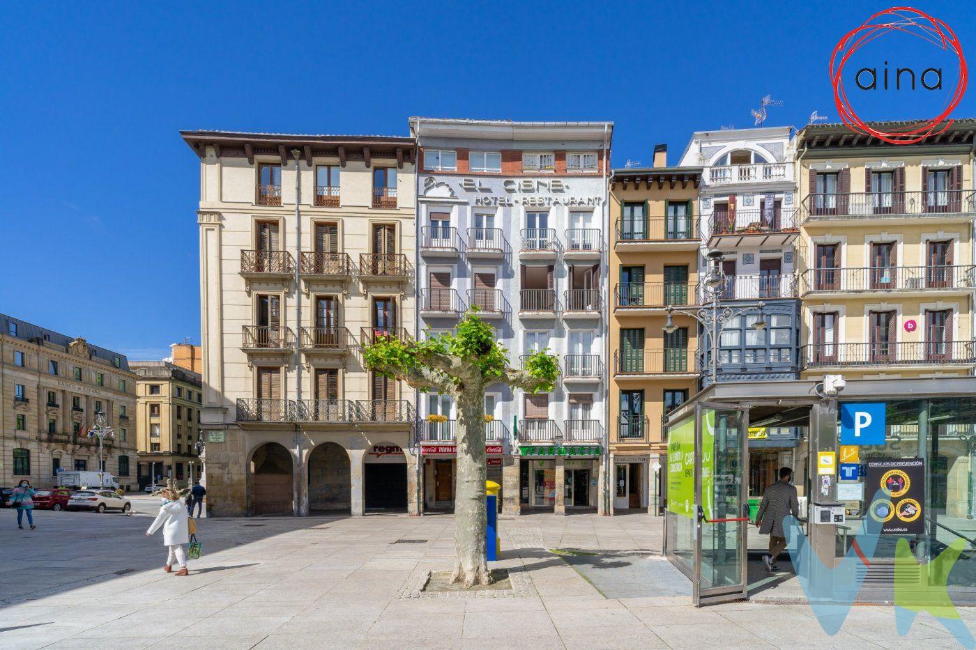 Quien pudiera tener un piso en la plaza del Castillo de Pamplona. El corazón de la ciudad.  Con dos balcones dominando  la plaza, desde donde tomar el pulso de la capital.  Un tamaño perfecto para tu piso en el centro  y muchas posibilidades de distribución . Cuatro balcones:  Dos a la plaza y dos a la calle comedias. ¡¡Qué mas se puede pedir!!.  Ahora tu puedes tener tu piso en la Plaza del Castillo .  ¡¡Llama y sé el primero en visitarlo!!