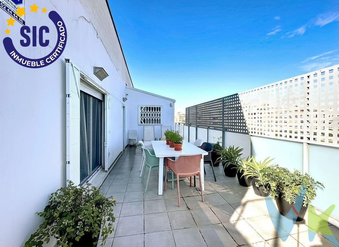 ¿Buscas un hogar donde el espacio exterior sea el protagonista sin renunciar al bienestar interior y a una ubicación inmejorable? Este impresionante ático en Massanassa es una oportunidad única que combina lujo, comodidad y cercanía a todo lo que necesitas. Ubicación Premium y Conectividad:. Situado estratégicamente para facilitarte el día a día:. Deporte y Vistas: Justo frente al Polideportivo Municipal, lo que garantiza vistas despejadas permanentes y una gran entrada de luz natural al no tener edificios altos que bloqueen el horizonte. Compras y Ocio: A solo 4 minutos andando de IKEA y de la zona comercial MN4. Conexión con Valencia: A tan solo 10 minutos en tren (estación cercana) o 10 minutos en coche del centro de la capital. Naturaleza y Mar: A 15 minutos de la Playa del Saler, para escapadas rápidas al Mediterráneo. Lo que hace especial a esta propiedad:. Vivienda Totalmente Exterior: Máxima luminosidad y ventilación natural en todas las estancias. Sin patios de luces. Terraza Privada de Ensueño: Espacio amplio y despejado con zona de barbacoa de obra, el lugar perfecto para tus cenas de verano y momentos de relax. Espacios Generosos: 3 dormitorios amplios y 2 baños completos con acabados de calidad. Extras de Alta Gama (Confort y Seguridad):. Tecnología en el hogar: Todas las persianas cuentan con sistema eléctrico, garantizando comodidad absoluta y un refuerzo en la seguridad. Climatización Integral: Calefacción centralizada por conductos en toda la casa para un confort homogéneo. Aislamiento de Máximo Nivel: Ventanales de doble cristal con cámara de aire para un aislamiento térmico y acústico total (ahorro energético garantizado). Almacenamiento y Parking: Incluye un trastero doble de gran capacidad y la opción de adquirir dos plazas de garaje en la misma finca. ¡No dejes escapar este ático único por ubicación y calidades! Contacta ahora para concertar una visita y déjate sorprender. VENTA:. PVP 329.900€.  Gastos e impuestos no incluidos en el precio. La compra conlleva impuestos y gastos de formalización para el comprador. A título orientativo se informa que en segundas transmisiones el  ITP  con carácter general en  Valencia  es del  10%, pudiendo existir otros tipos impositivos atendiendo a  las circunstancias  personales del comprador u otras circunstancias previstas legalmente. Base imponible del impuesto el mayor valor entre el precio de compraventa, la tasación o el valor de referencia catastral. En cuanto a los gastos de  notaría y registro, en su caso,  suelen oscilar aprox; entre 1,5% y 2,5% (aranceles variables según precio, n.º de copias y complejidad). El comprador elige notario. Si el comprador precisase de  hipoteca: tasación, condiciones y costes bancarios serán según entidad elegida por el comprador, así como los gastos de gestoría, y cualesquiera otros gastos inherentes a la formalización de la compraventa que legalmente correspondan a la parte compradora, salvo pacto expreso en contrario con el vendedor. El consumidor tiene,  conforme a la normativa vigente, a su disposición información y documentación adicional relativa al inmueble y condiciones de la compraventa, que podrá ser consultada en C/Joaquín Costa 4, bajo 46005 Valencia o urbe2@remax.es. Honorarios de mediación inmobiliaria a cargo del  COMPRADOR: (3% del precio final de venta más IVA (21%), salvo otro pacto.); y  de VENDEDOR (según acuerdo con el mismo). . Se informa al consumidor que la agencia actúa como intermediaria inmobiliaria en la operación, estando cualquier eventual compraventa y sus condiciones sujeta a la aceptación expresa del propietario-vendedor y a la posterior formalización del correspondiente contrato.