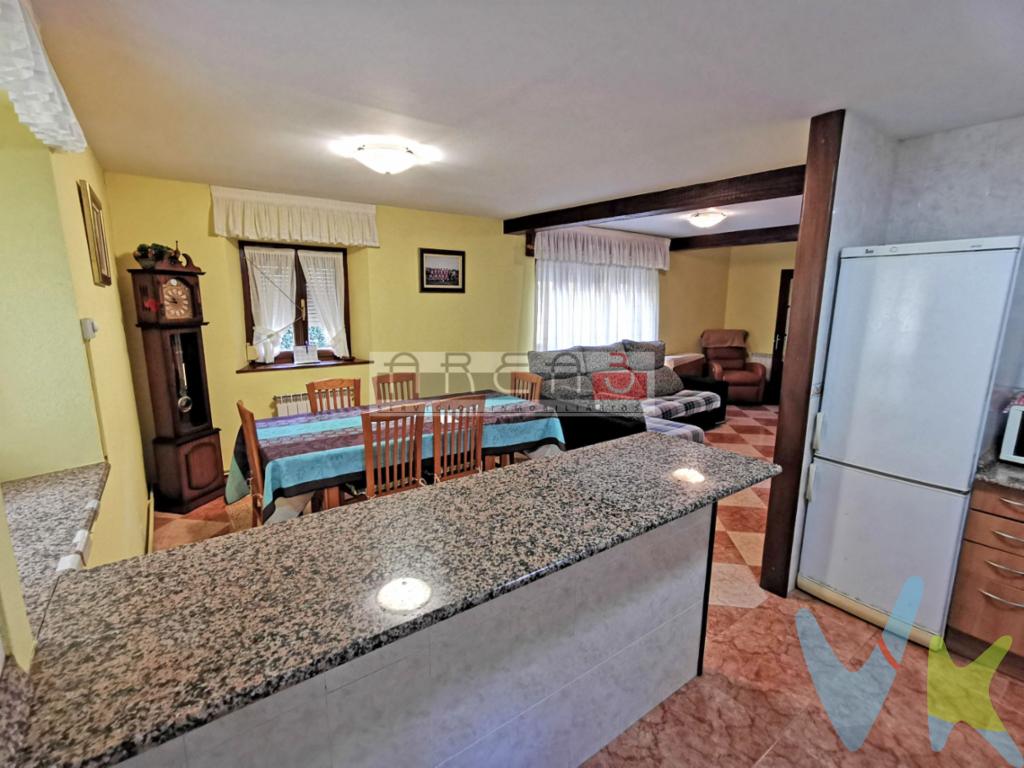 En el corazón de Isequilla, se encuentra esta impresionante casa adosada en venta que te dejará sin aliento. Con una ubicación inigualable y con todas las comodidades que puedas imaginar, este inmueble es el lugar perfecto para que disfrutes de la tranquilidad y el confort que tanto mereces. Al adentrarte en esta casa, te sorprenderás con sus 300 metros útiles distribuidos en 4 amplias habitaciones, ideales para albergar a toda tu familia de manera cómoda y acogedora. Además, con 329 metros construidos, cada rincón de este edificio construido en el año 1900 te brindará un espacio único y lleno de posibilidades. La amplitud de esta casa se hace evidente en cada uno de sus rincones, desde el acogedor balcón que te permitirá disfrutar de las vistas hasta el práctico alcantarillado que ofrece todas las comodidades modernas. Además, con el transporte público a pocos pasos de distancia, moverte por la ciudad será pan comido. Pero eso no es todo, esta casa cuenta con una zona ajardinada que te invita a relajarte y disfrutar de la naturaleza sin salir de casa. Imagina las tardes de verano pasadas en este hermoso jardín, disfrutando de una barbacoa con tus seres queridos y creando recuerdos inolvidables. No pierdas la oportunidad de visitar esta maravillosa casa adosada en Isequilla. Su ubicación, sus comodidades y su encanto te conquistarán desde el primer momento. ¡Llámanos para agendar una visita y descubre por ti mismo todo lo que esta propiedad tiene para ofrecer! 