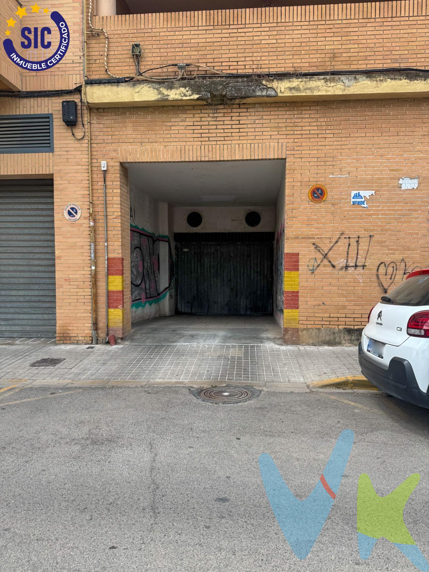 ¡Descubre tu aparcamiento ideal en Burjassot! . Esta plaza de garaje de 11,97 m² en la calle Escalante 21 es la solución perfecta para olvidarte de buscar sitio. Olvídate del estrés de los aparcamientos estrechos; aquí tu coche, cabrá sin problemas. ¡Aparcar será pan comido!. Su ubicación es inmejorable, en una zona super demandada y con acceso directo a las principales vías. Es una inversión inteligente, tanto si vives aquí como si trabajas por la zona. Imagina la tranquilidad de llegar a casa y tener tu sitio asegurado, sin dar vueltas ni aparcar lejos. Ahorra tiempo y relájate sabiendo que tu coche está seguro y accesible. Además, está cerca de todo: tiendas, servicios y transporte público. ¡Es la opción más práctica, segura y eficiente en Burjassot !. La descripción del presente inmueble e imágenes tienen mero carácter informativo y en ningún caso carácter contractual, pudiendo ser modificados por la inmobiliaria comercializadora sin que ello implique responsabilidad alguna frente a terceros. En el precio de venta a público, esta propiedad NO incluye los gastos de adquisición (Notario, registro, gestión, honorarios, etc…). 