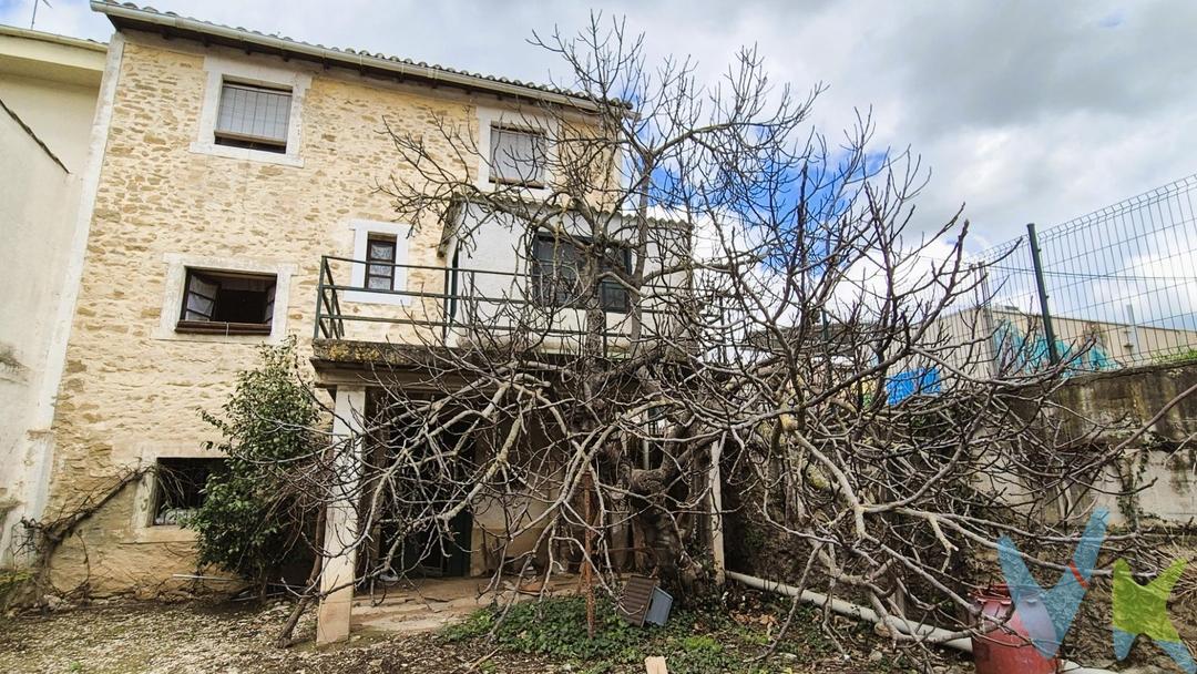 ¡EN EL CENTRO DE PUENTE LA REINA Y CON AMPLIO TERRENO!   Ahora puedes comprar una casa en la mejor zona de Puente la Reina, al lado del centro y con todo a mano,  con una amplia parcela de más de 300m2 para huerta y jardínUna casa  en la que el tiempo no ha pasado, en su estado original, pero cuidada con esmero a lo largo de los años. Con todos esos detalles decorativos que tanto se buscan: suelos hidráulicos y de madera, cocina económica .Sus 90m2 construidos de planta dan la posibilidad de dotarle de una muy buena distribución. En la planta baja está el grueso de las estancias, 2 dormitorios, sala y cocina comedor, aparte del baño y el acceso a una terraza orientada al sur. .Subiendo una planta, 2 amplios dormitorios y un espacio  diáfano de unos 50m2 . .Y bajando, un gran almacén diáfano con mucha altura que da  acceso al terreno, con espacio suficiente para jardín y huerta y orientado al sur. .Podrás reformarla a tu gusto manteniendo, si lo aprecias, detalles originales. O hacer una rehabilitación más a fondo, si te gustan las construcciones actuales. .De cualquier forma, tienes una buena base en una zona cómoda y céntrica de la localidad. .Llámanos y ven a visitarle. ¡Merece la pena!
