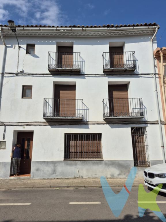¡Esta casa de pueblo tiene el mismo sabor que las trufas negras que le dan fama a la localidad! La entrada nos da acceso a un distribuidor que lleva a tres apartamentos independientes, y a una buhardilla. El primero se encuentra en la misma planta baja, y dispone de tres habitaciones, un baño, un aseo y una cocina con salida a un amplio patio, de unos 33m2 aproximadamente. Desde ese mismo distribuidor parte una escalera que sube a las siguientes dos plantas y a la buhardilla. Las plantas tiene una configuración similar: 85 m2 aproximadamente, con tres habitaciones, salón-comedor, baño y cocina, con la diferencia de que la primera planta tiene un pequeño balcón y en la segunda nos encontramos con una terraza. Por último, un corto tramo de escaleras nos lleva a la buhardilla, totalmente diáfana, de unos 33 m2 aproximadamente. La casa está en pleno casco urbano. Está para reformar, pero se halla en buen estado estructural y tiene los cerramientos cambiados. Tiene una magnífica ventilación cruzada que hará más agradable pasar los meses más calurosos, con ventanas que dan a las dos calles. Si  tu idea es comprar una casa para tu familia y los tuyos, en esta tendrás la oportunidad de compartir la finca y, al mismo tiempo, tener tu espacio familiar propio. Es un entorno ideal, rodeado de fuentes, espacios naturales y en las cercanías de la estación de esquí de Javalambre. Esta casa invita a vivir con otro ritmo, no dejes pasar la oportunidad de visitarla. Llámanos, y te organizaremos una visita.  *El precio del inmueble no incluye los honorarios de la agencia que ascienden al 3% del precio final del inmueble más su IVA correspondiente, ni los gastos de Notaría y Registro de la Propiedad (que están sujetos a aranceles y varían dependiendo del precio de escrituración), ni los impuestos (que en la Comunidad Valenciana varían dependiendo del precio del inmueble y de las características personales del comprador).*Este anuncio tiene carácter meramente informativo.De haber un plano, este será puramente orientativo y no vinculante. 