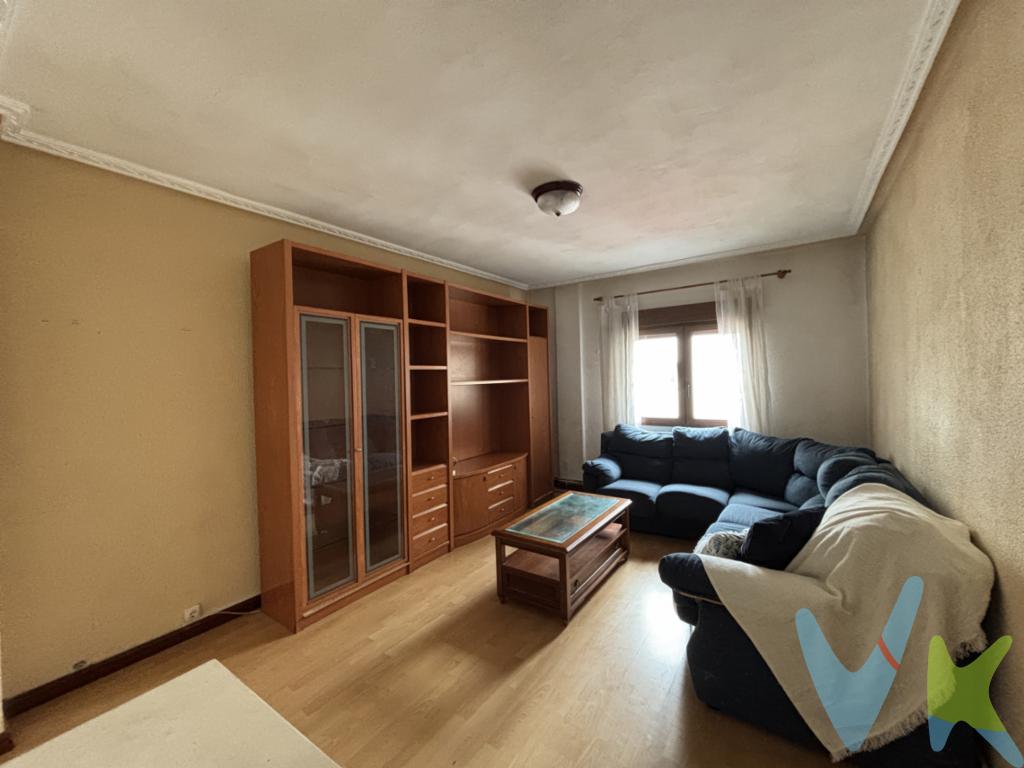 ¿Buscas piso en Gijón? Será difícil que encuentres una opción mejor de precio por un piso disponible desde el primer día, con ventanas de doble acristalamiento, calefacción de gas ciudad, huecos muy amplios y cuadradosEs una tercera planta sin ascensor exterior y muy luminosa , para poder entrar a vivir con mínimos retoques. Gastos e impuestos no incluidos en el precio. En segundas transmisiones, el comprador abona el ITP (porcentajes en Asturias: https://sede.tributasenasturias.es/sites/sede/default/es_ES/Que-quieres-hacer/Transmisiones-Patrimoniales-y-AJD), calculado sobre el mayor valor entre precio, tasación o valor de referencia catastral. Notaría y registro según aranceles variables; el comprador elige notario. El vendedor asume la plusvalía municipal; el resto de gastos (incluida hipoteca: tasación, costes bancarios, gestoría y formalización) son del comprador.Honorarios: intermediación a cargo del vendedor; mediación a cargo del comprador del 2% + IVA, mínimo 2.000  + IVA.El consumidor puede solicitar información y documentación adicional en la sede física o por correo electrónico de la Agencia (contacto en la web). La agencia actúa solo como intermediaria; toda compraventa queda sujeta a la aceptación expresa del vendedor y a la formalización del contrato. Anuncio meramente informativo: los datos corresponden a la fecha de publicación y pueden variar por actualizaciones legales, contractuales o fiscales.  